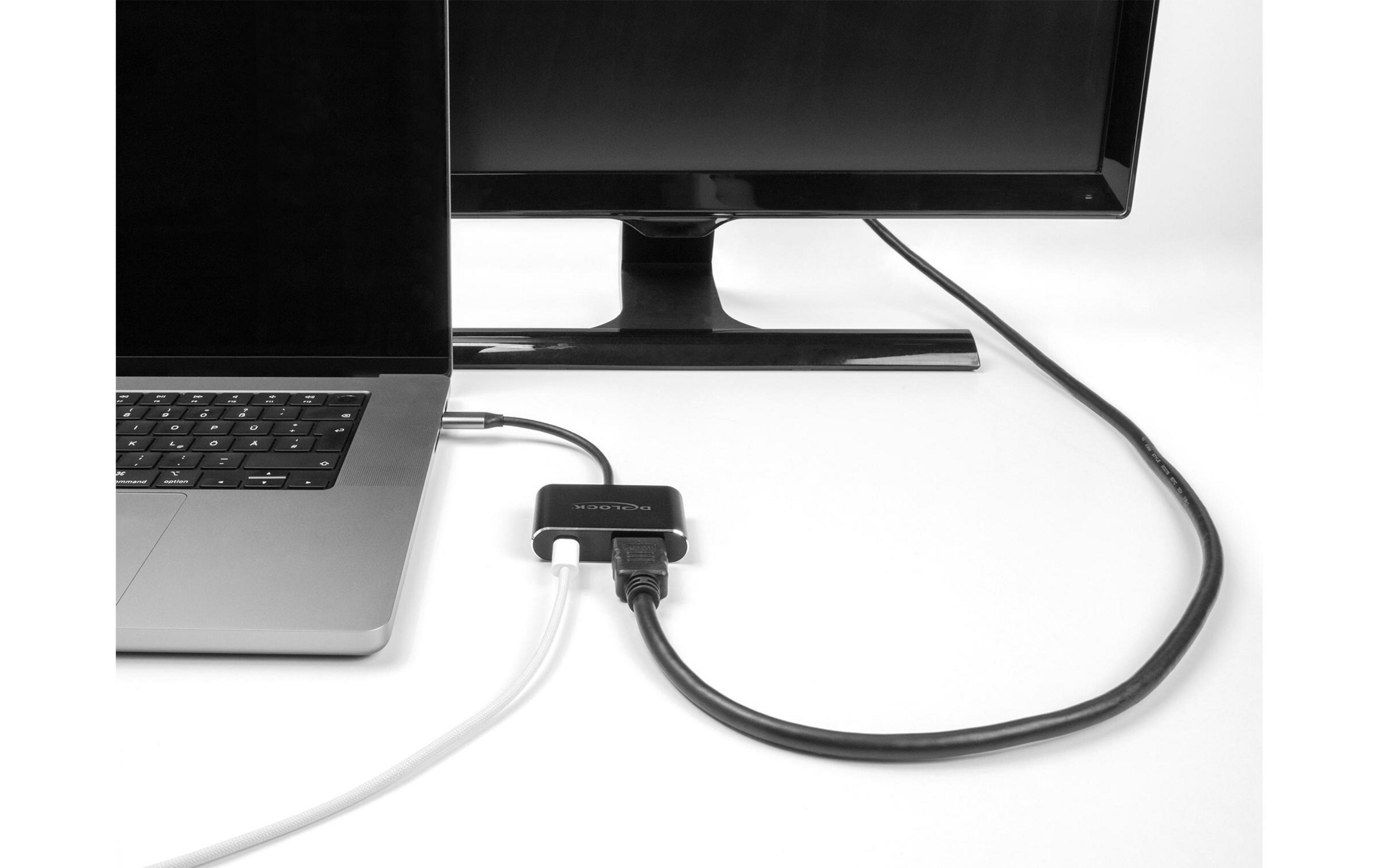 Ein Laptop ist über einen Adapter mit einem externen Monitor verbunden.