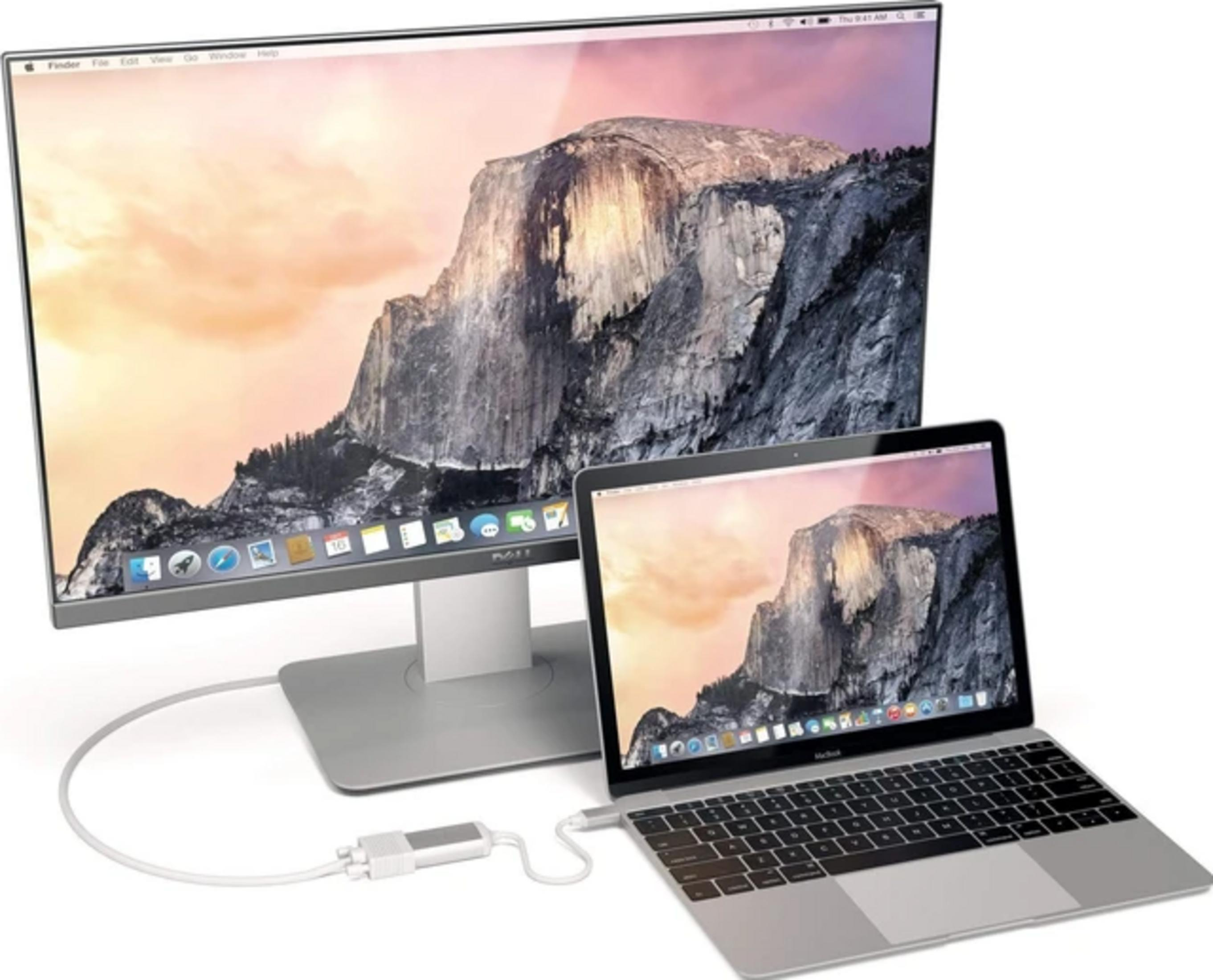 Ein Laptop und ein externer Monitor, beide zeigen ein Bergmotiv.