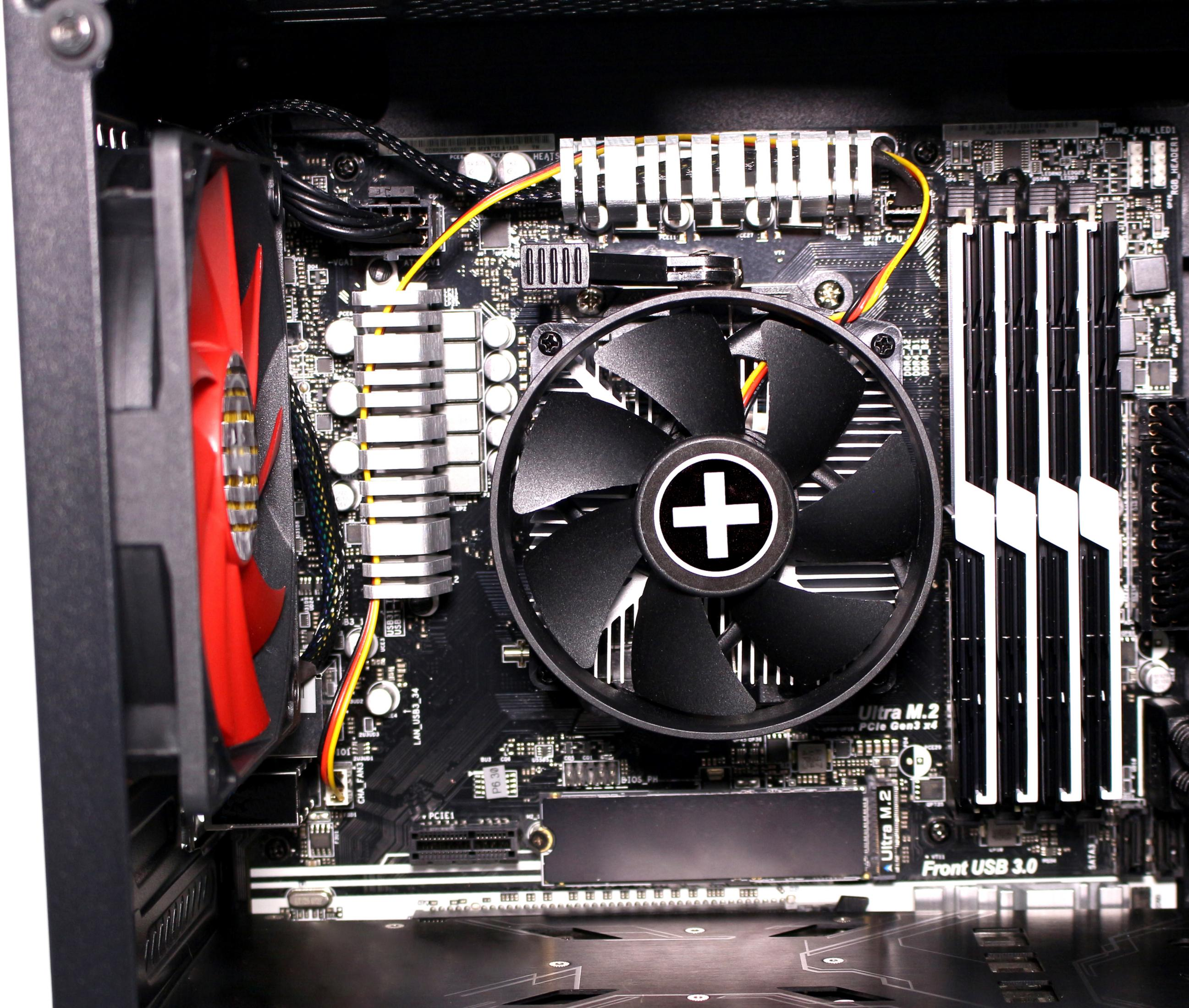 Ein Computer-Motherboard mit CPU-Kühler, Lüftern und RAM-Riegeln.