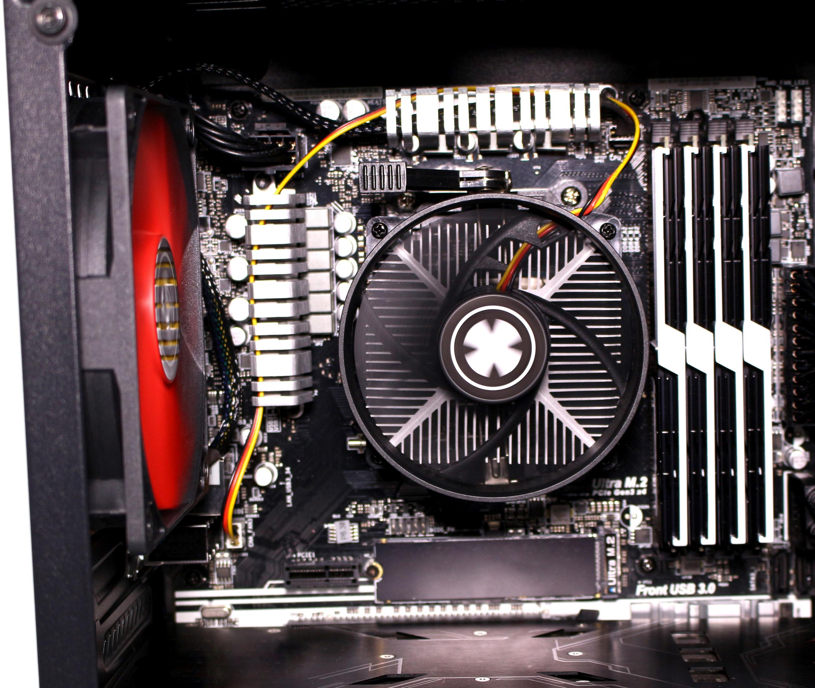 Ein Computer-Motherboard mit Lüftern und RAM-Riegeln.