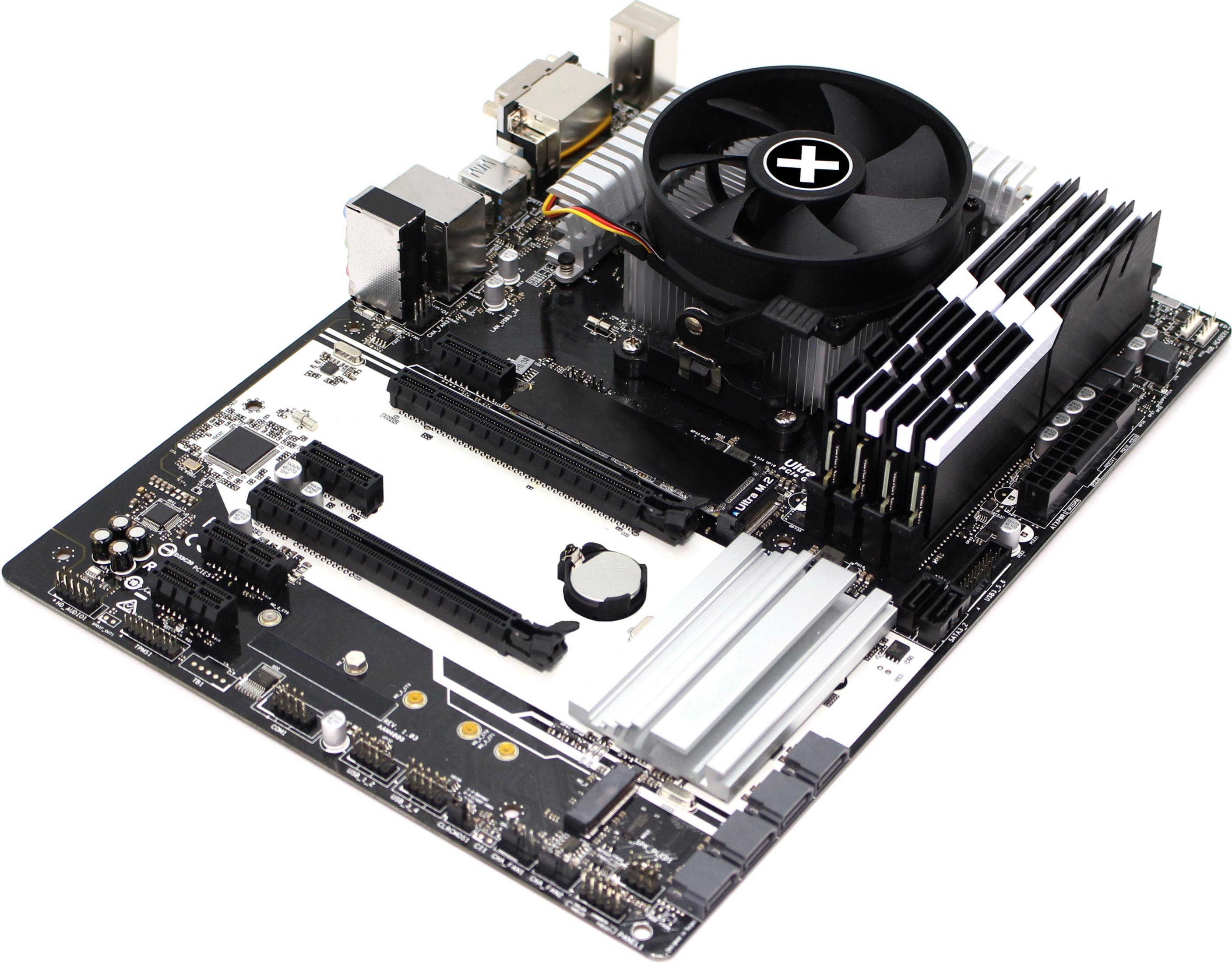 Ein Computer-Motherboard mit CPU-Kühler, RAM-Steckplätzen und Anschlüssen.