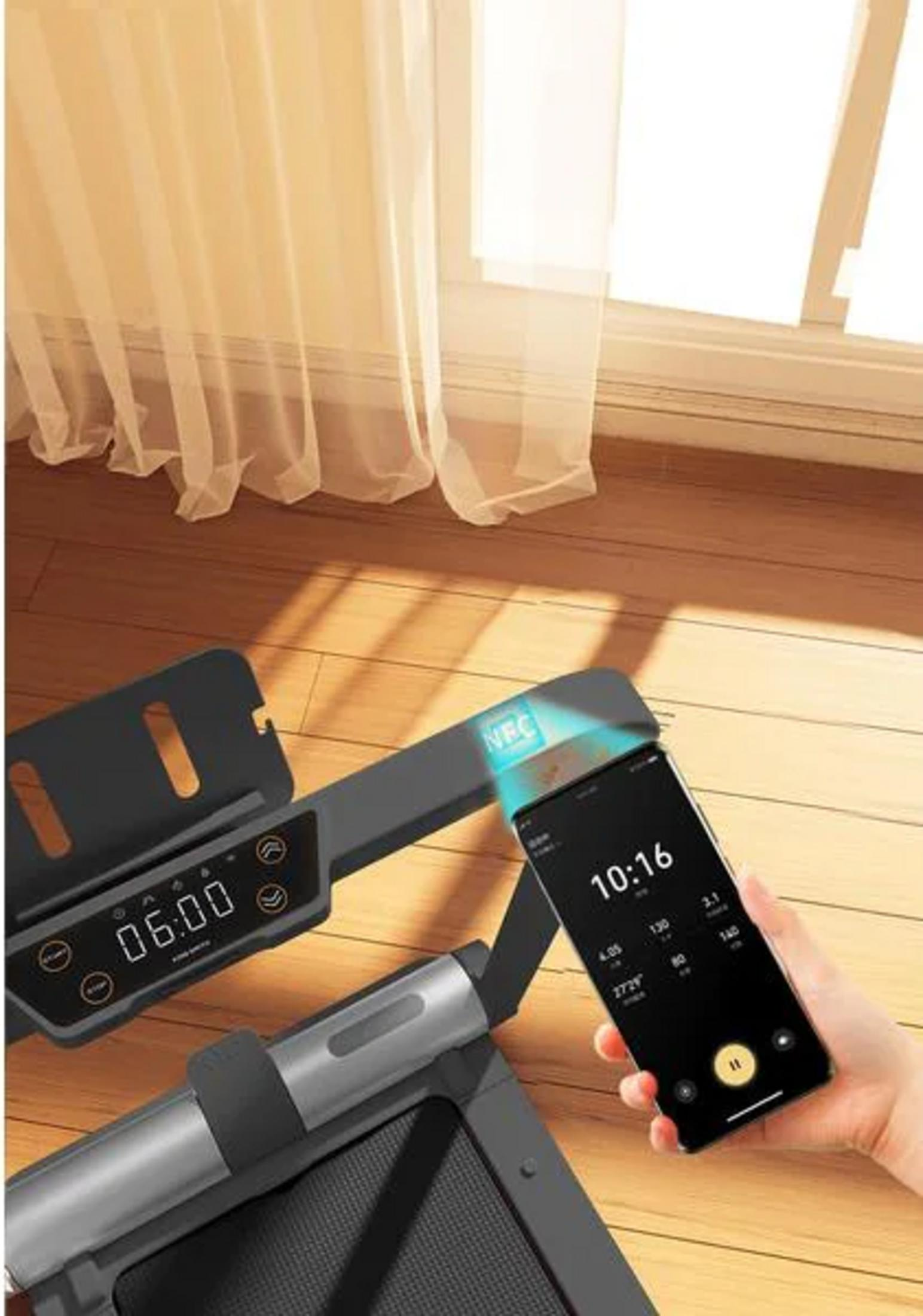 Telefon wyświetla dane treningowe, obok bieżni z wyświetlaczem 06:00.