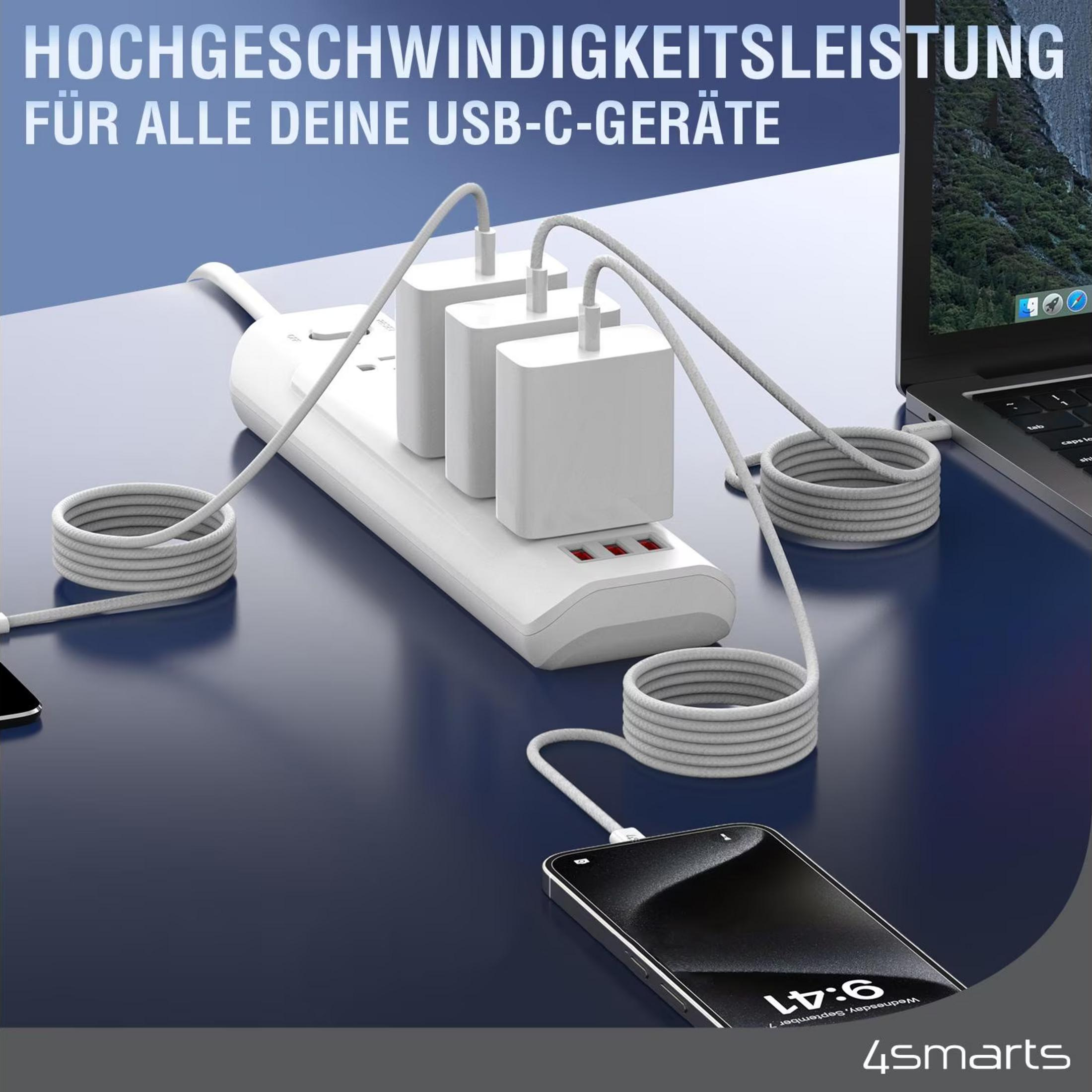 Weiße Steckdosenleiste mit drei USB-C-Ladegeräten, Laptop und Handy.