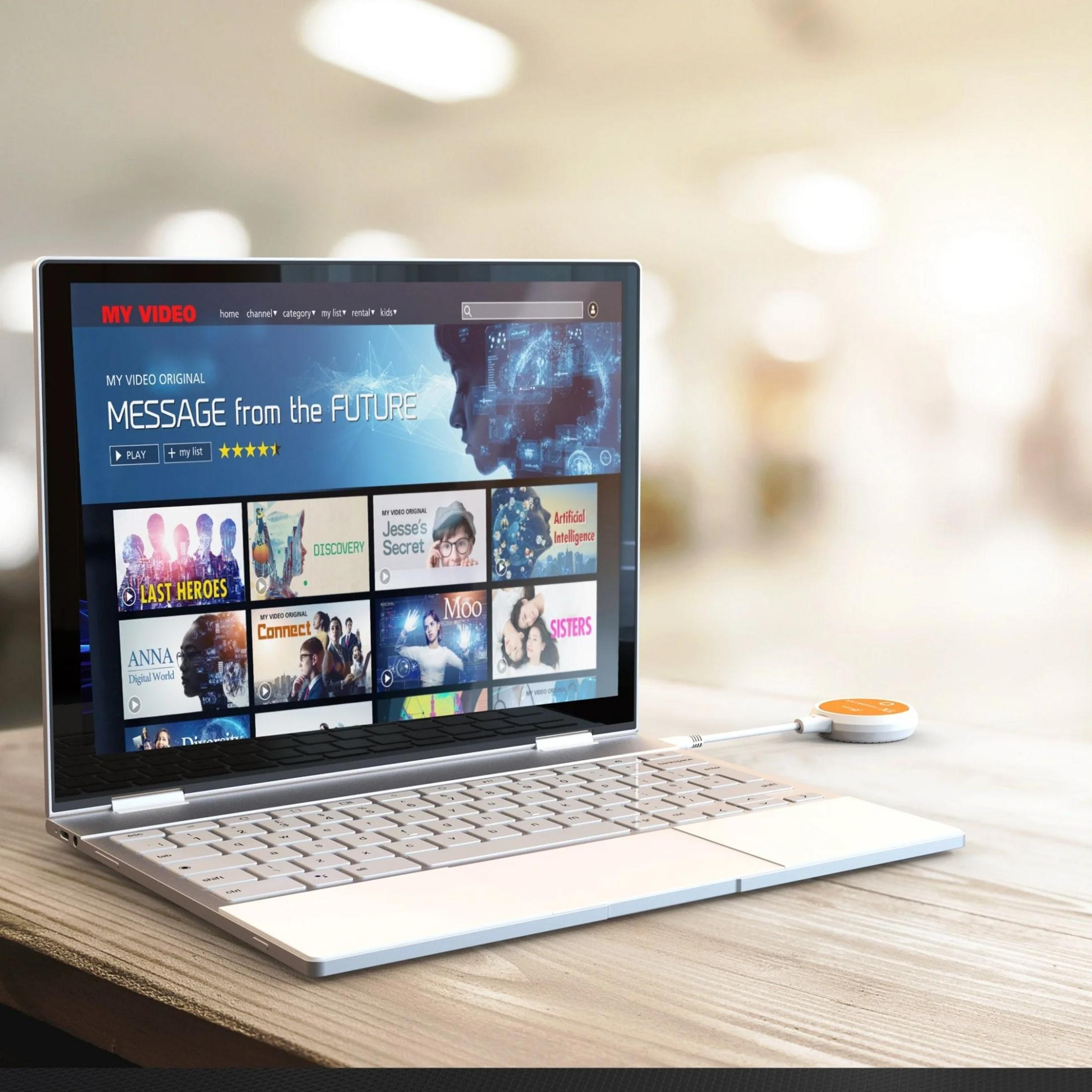 Ein Laptop zeigt eine Videostreaming-Oberfläche mit Film-Thumbnails und der "Message from the Future".
