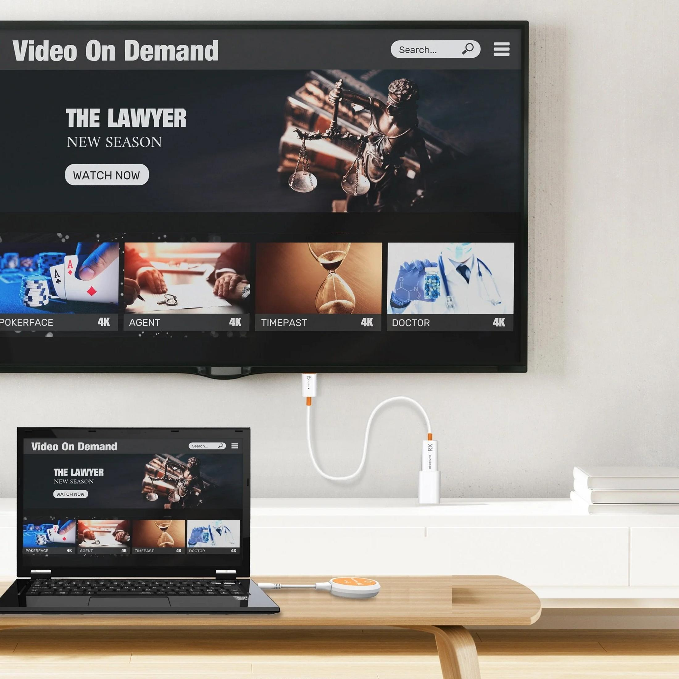 Ein Laptop und ein Fernseher zeigen eine Video-On-Demand-Oberfläche mit Filmen.