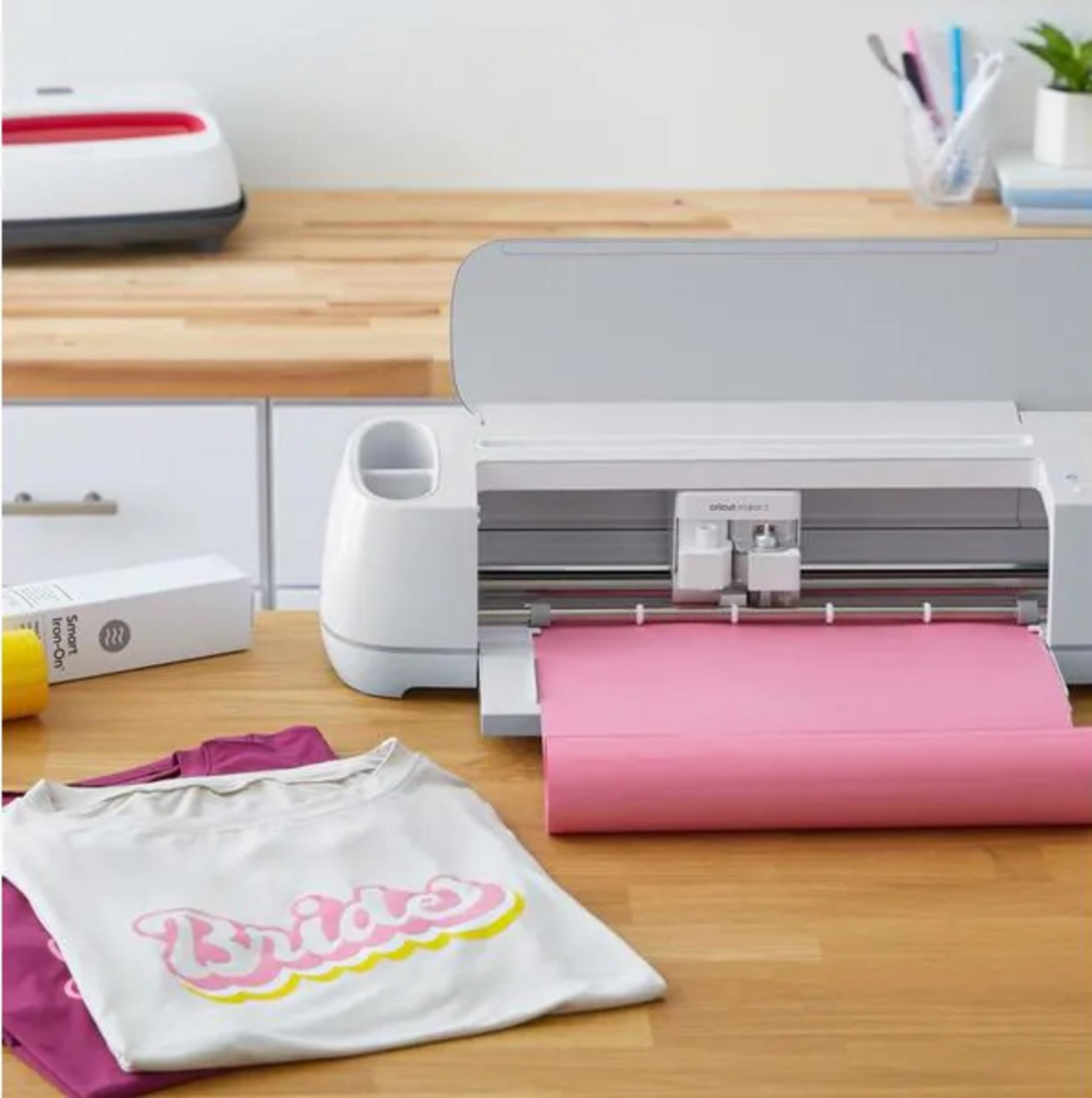 Schneidemaschine mit rosa Rolle und T-Shirts mit Aufdruck „Bride“.