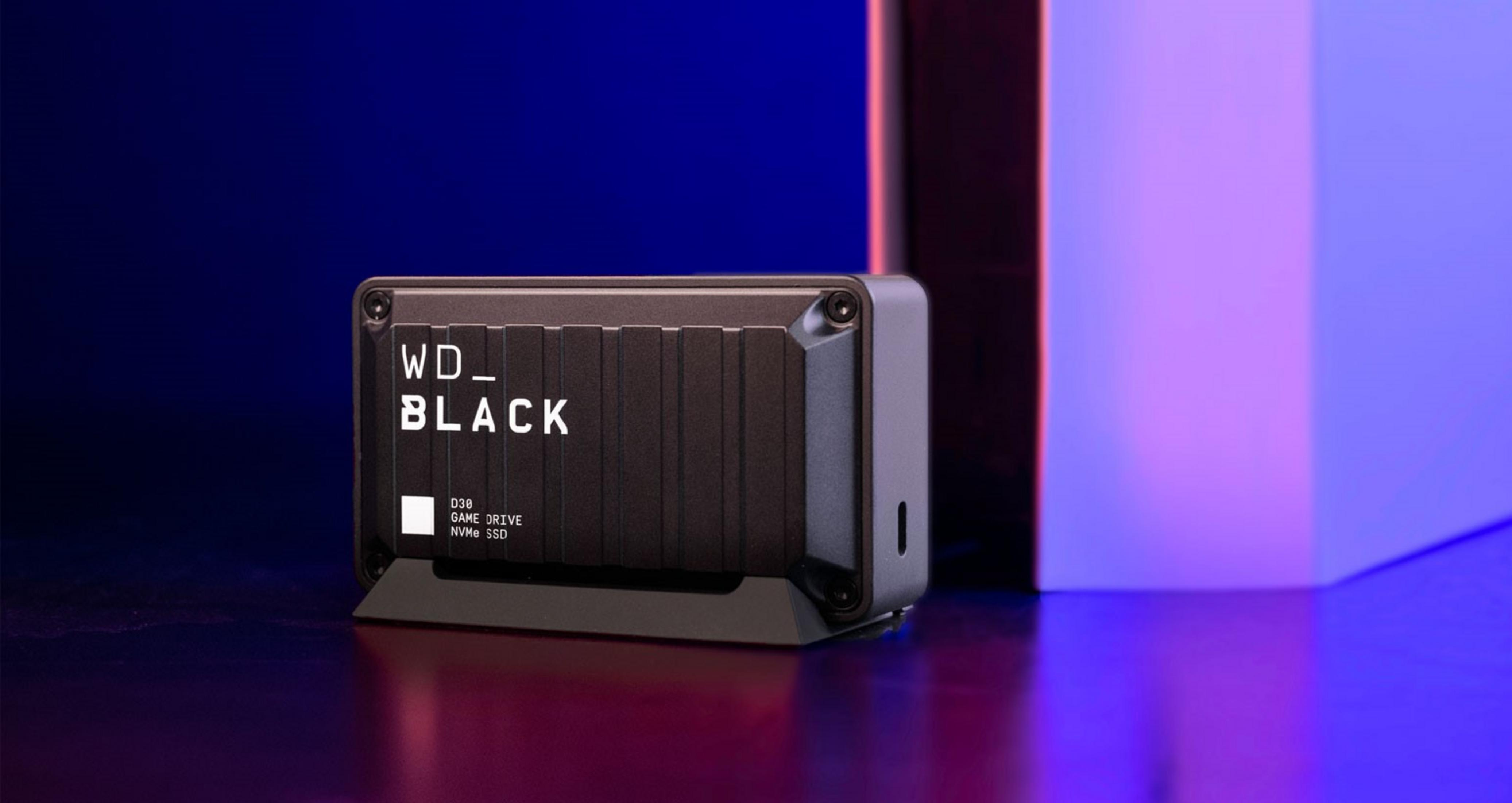 Czarny WD_BLACK D30 Game Drive NVMe SSD z prążkowaną teksturą na ciemnej powierzchni.