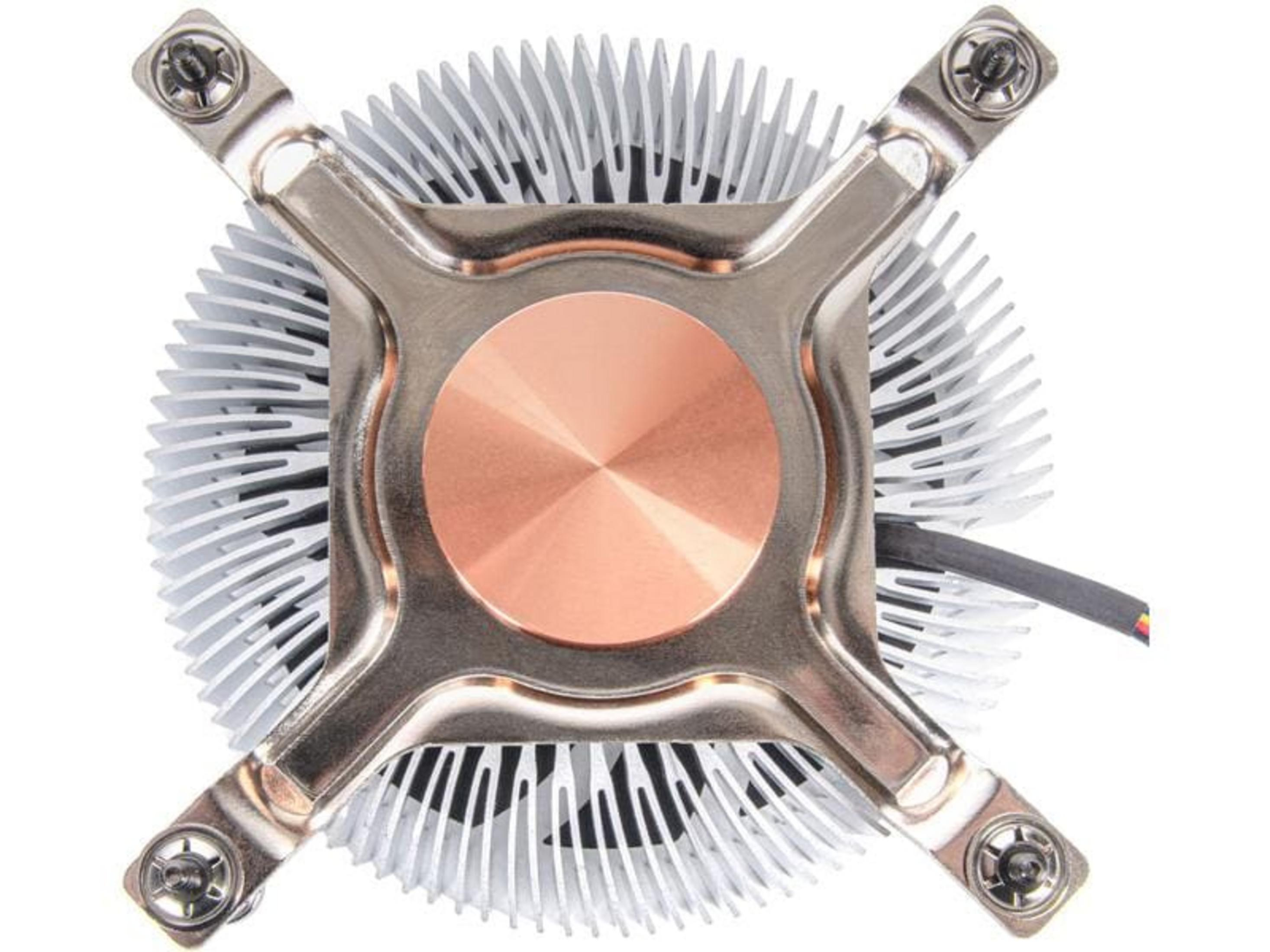 Un dissipatore per CPU con nucleo in rame e alette in alluminio, su sfondo bianco.