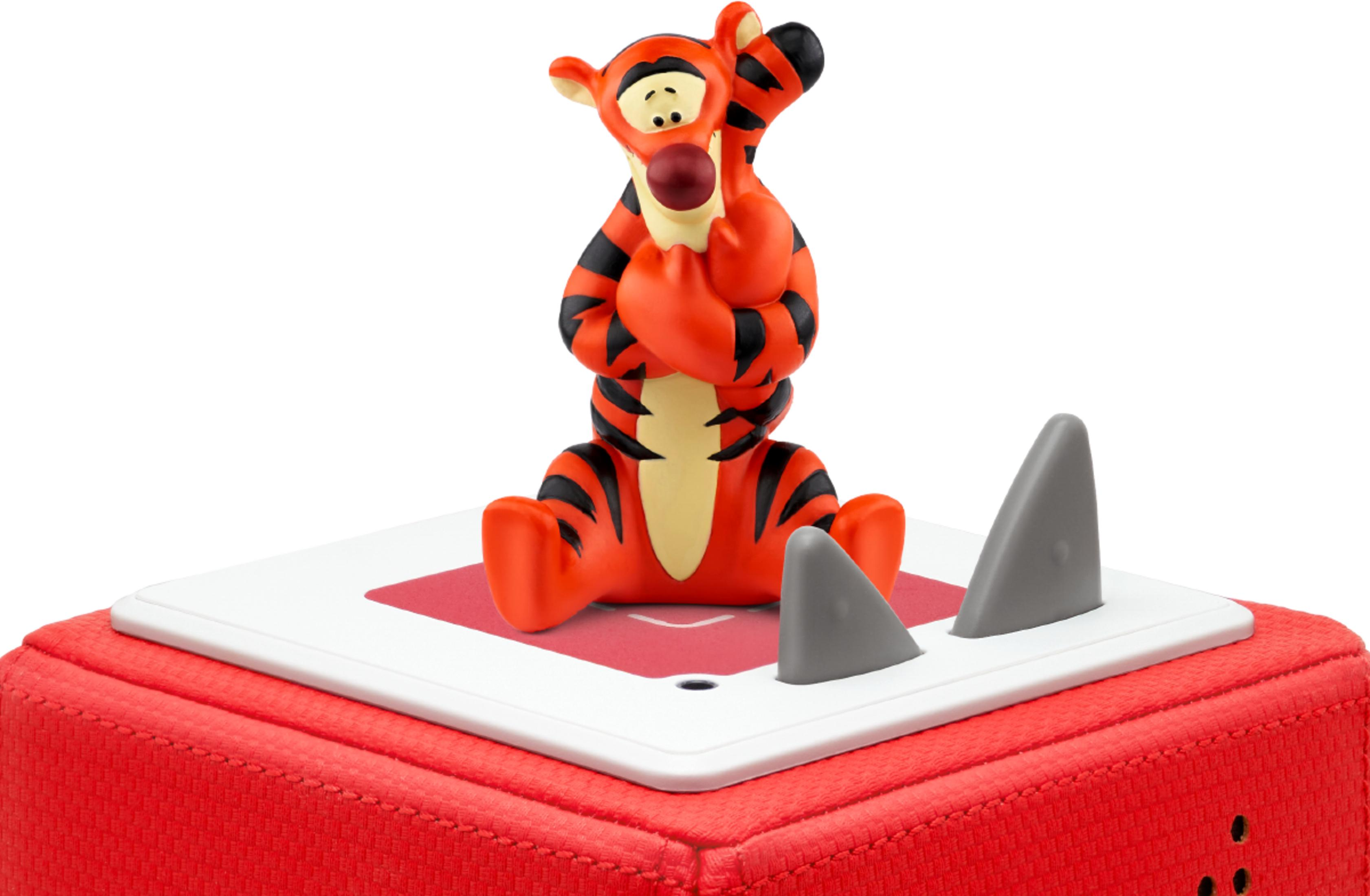 Tigger sitzt auf einem roten Würfel mit einem weißen Deckel und grauen Haifischflossen.