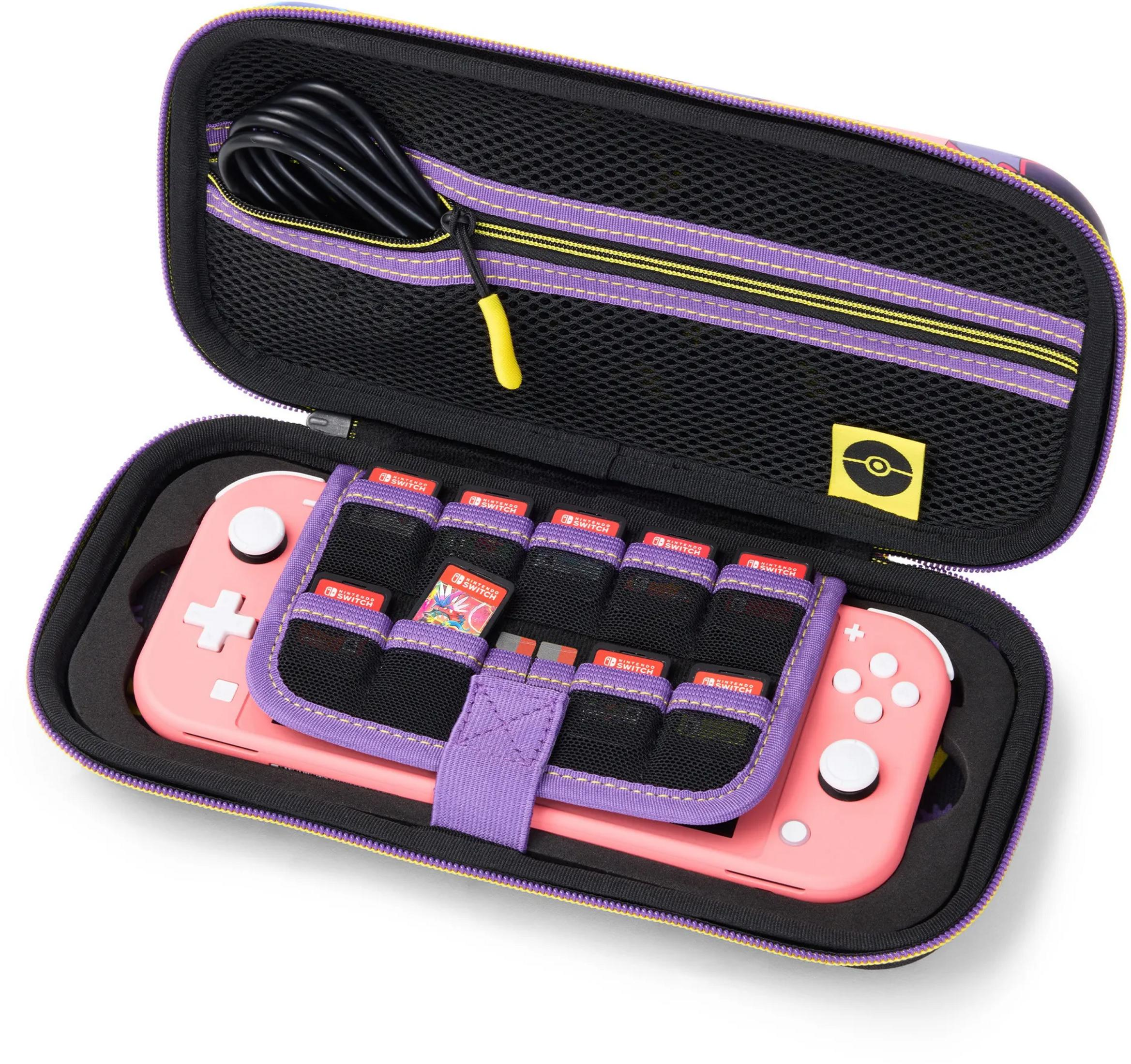 Nintendo Switch Lite rosa in custodia viola aperta con cartucce e cavo nero.