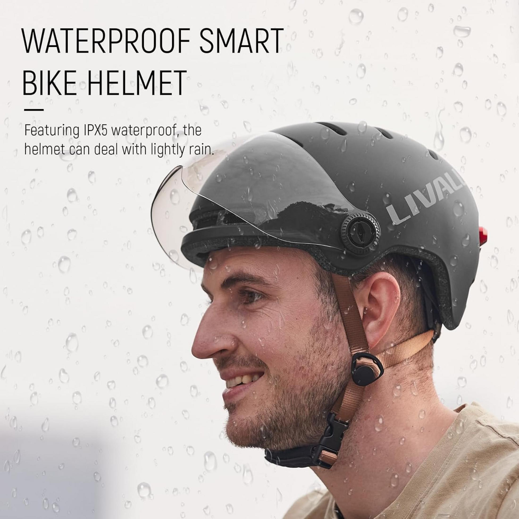 Uomo con casco da bici nero e visiera, pioggia sul casco.