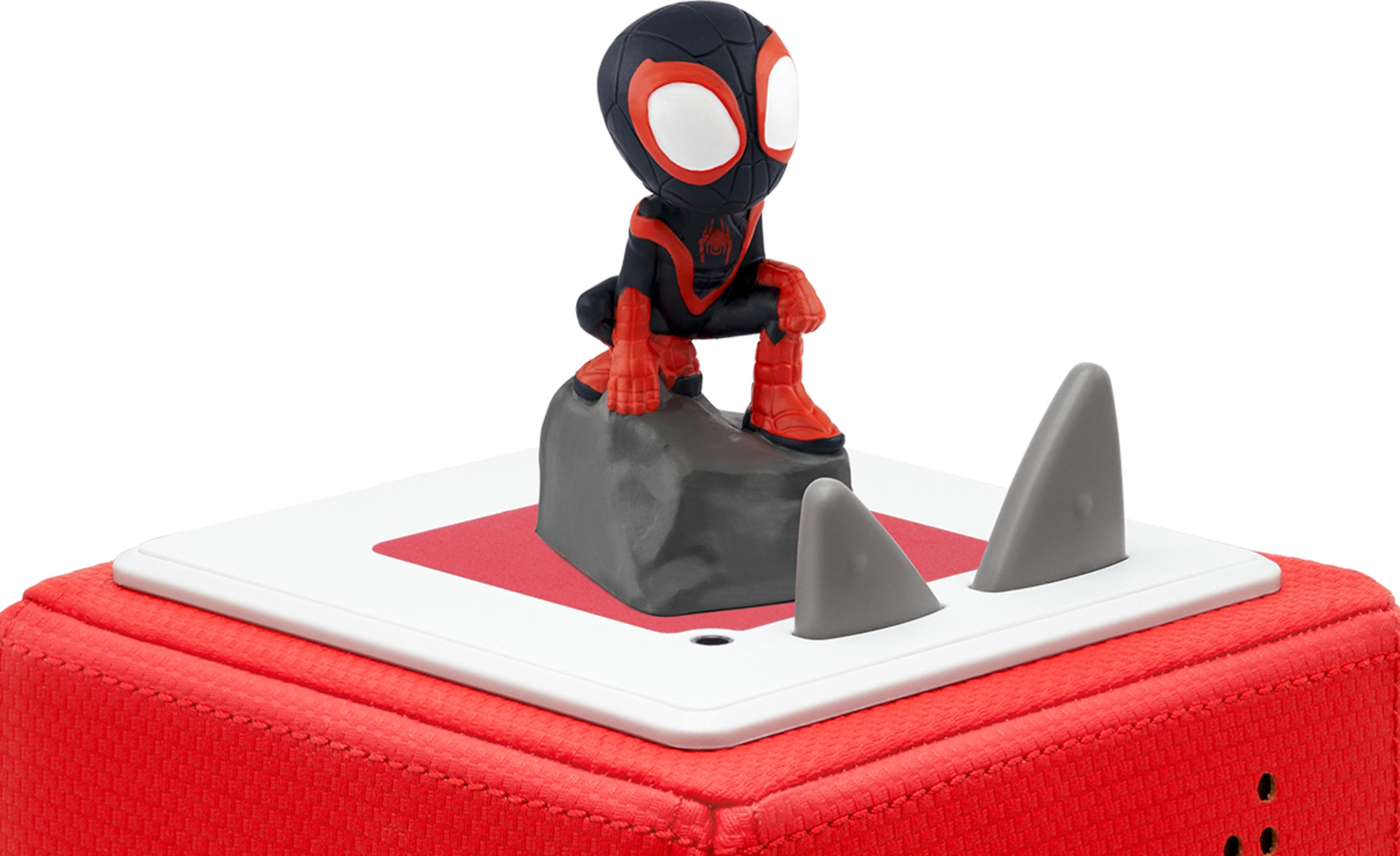 Ein Miles Morales Spider-Man-Figürchen sitzt auf einem Felsen über einer roten Basis.