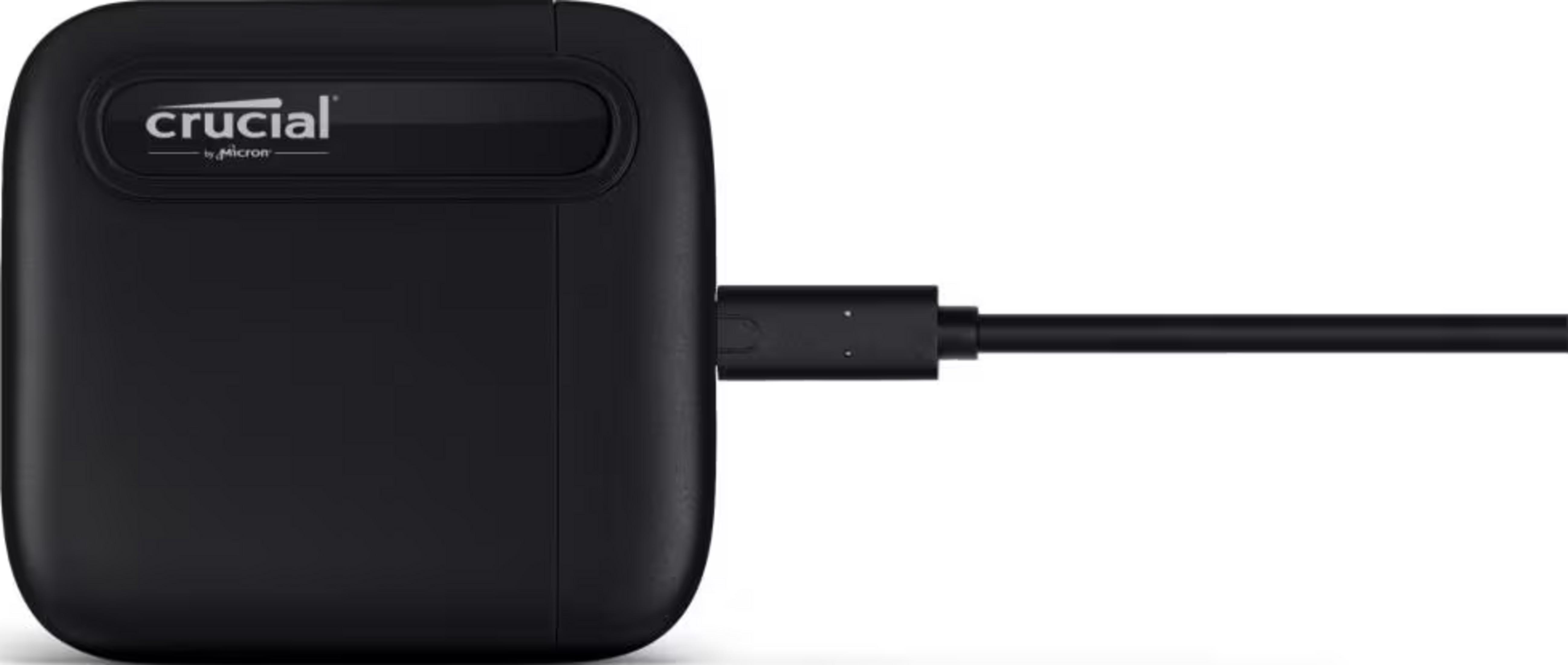 Ein schwarzes Crucial SSD-Gehäuse mit angeschlossenem USB-C-Kabel auf weißem Hintergrund.