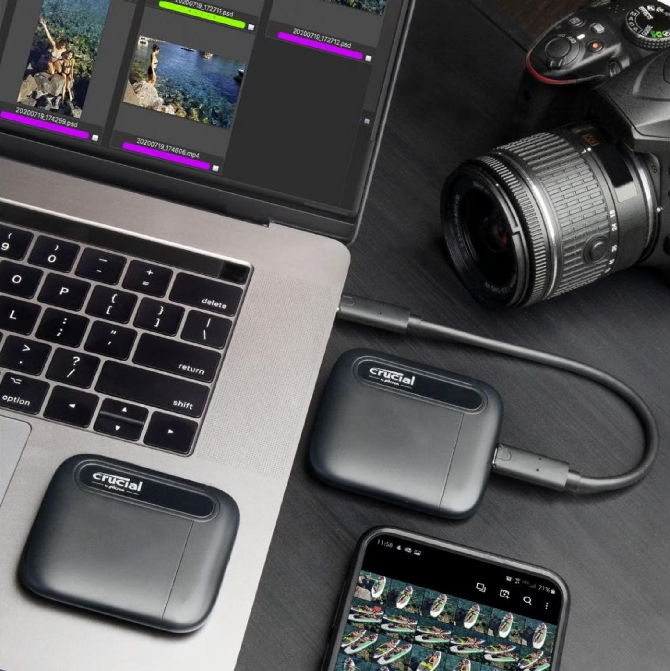 Ein Laptop, eine Kamera, ein externes Laufwerk und ein Smartphone.