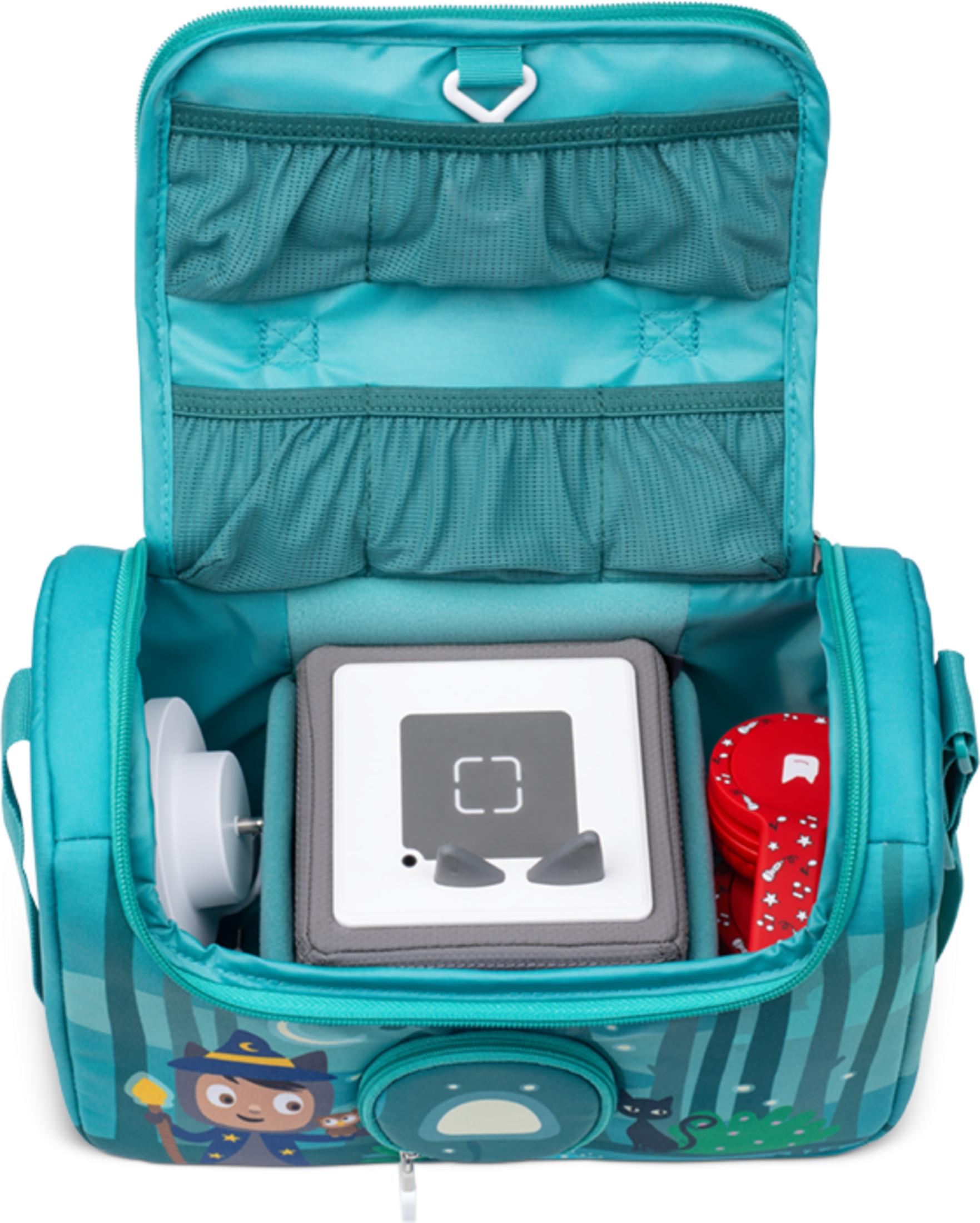 Türkiser Rucksack mit magischem Muster, geöffnet. Enthält einen Roboter, ein weißes Ladegerät und rote Gegenstände.