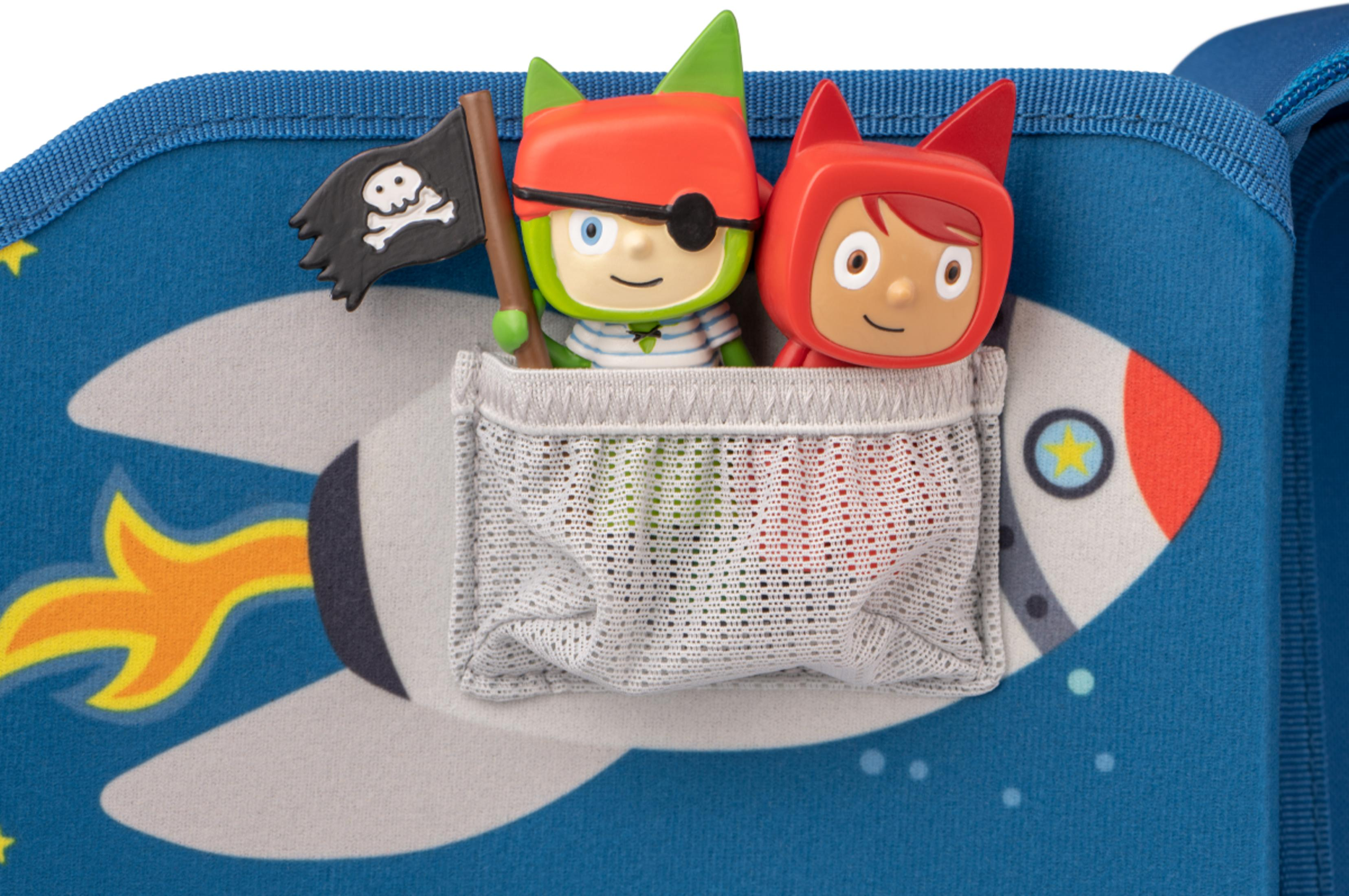 Zwei Spielzeugfiguren in einem Raketen-Design auf blauem Stoff, mit Piratenflagge.
