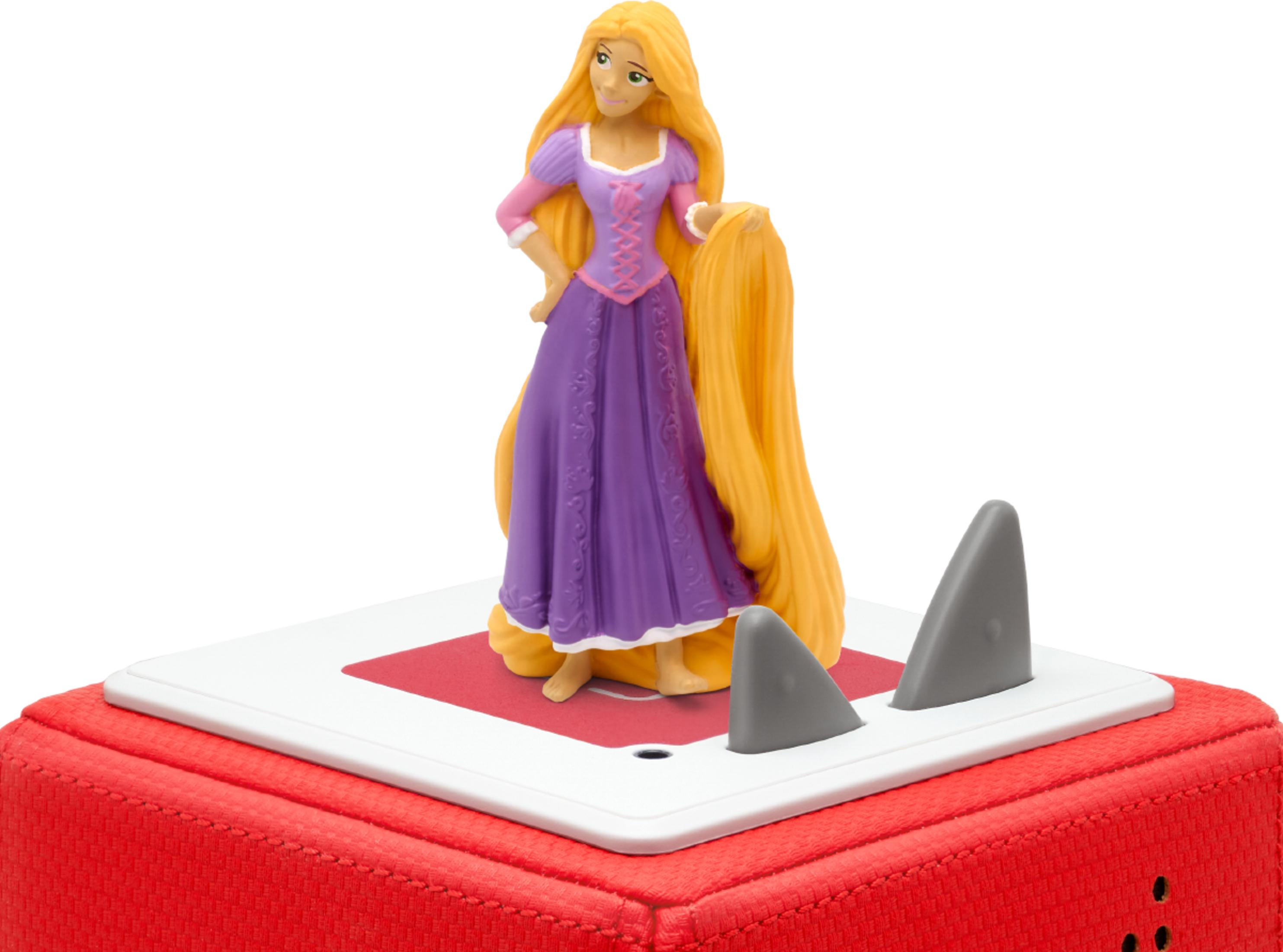 Figurina di Rapunzel su cubo rosso con pinne di squalo grigie.