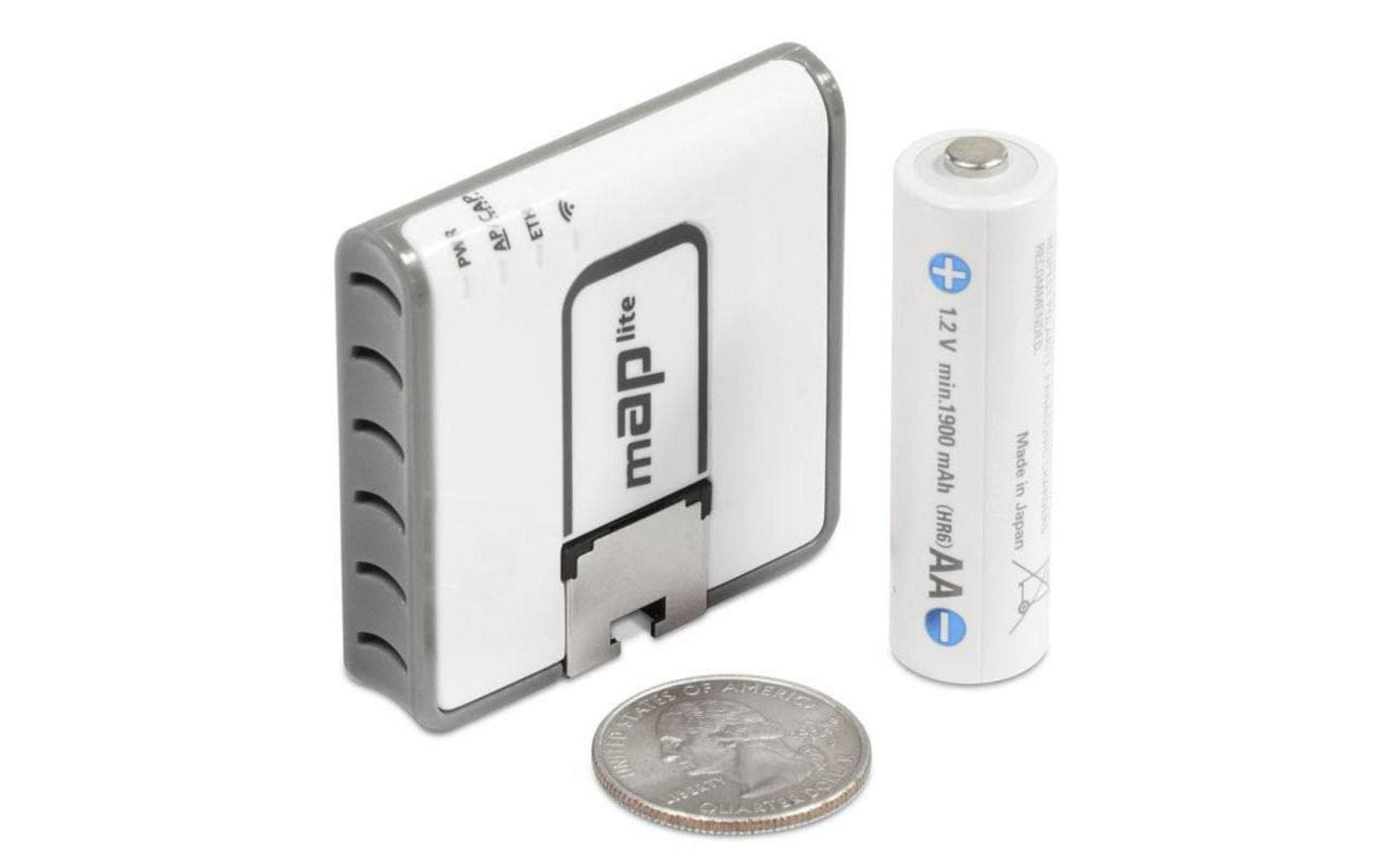 Białe urządzenie Map Lite, bateria AA i moneta na białym tle.