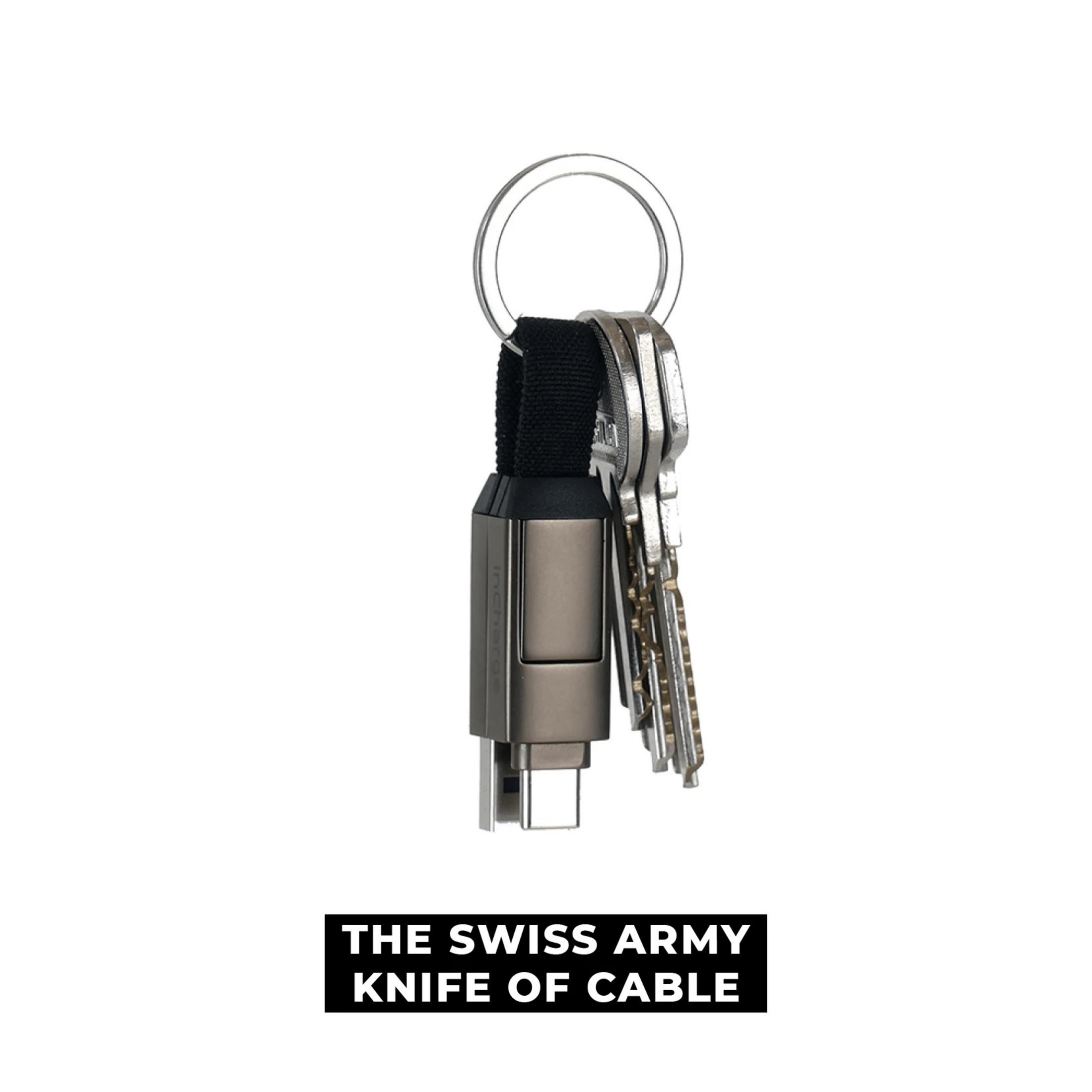 Een sleutelhanger met een oplaadkabeladapter en meerdere sleutels.