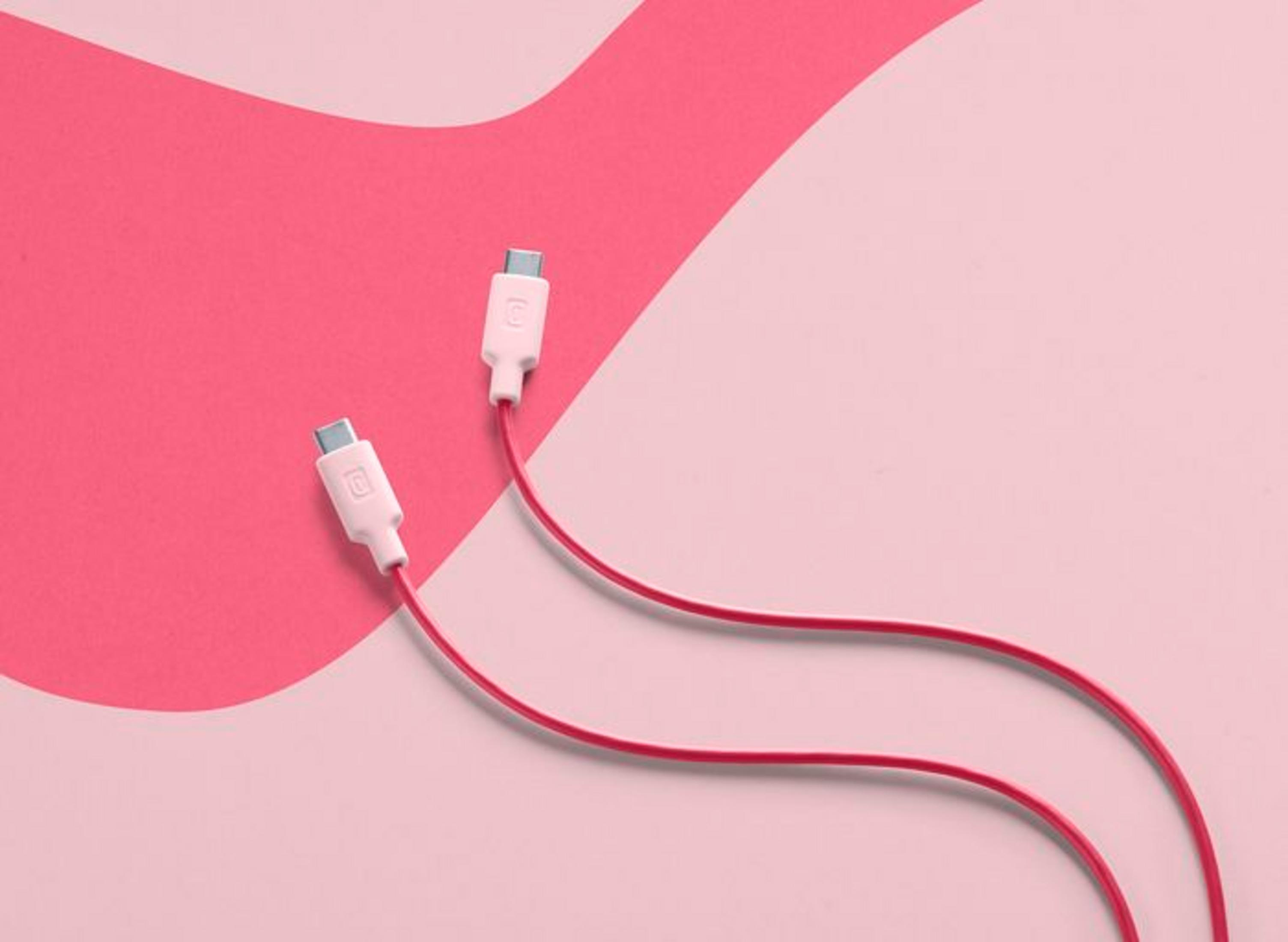 Dos cables USB-C blancos con cable rojo sobre fondo rosa.