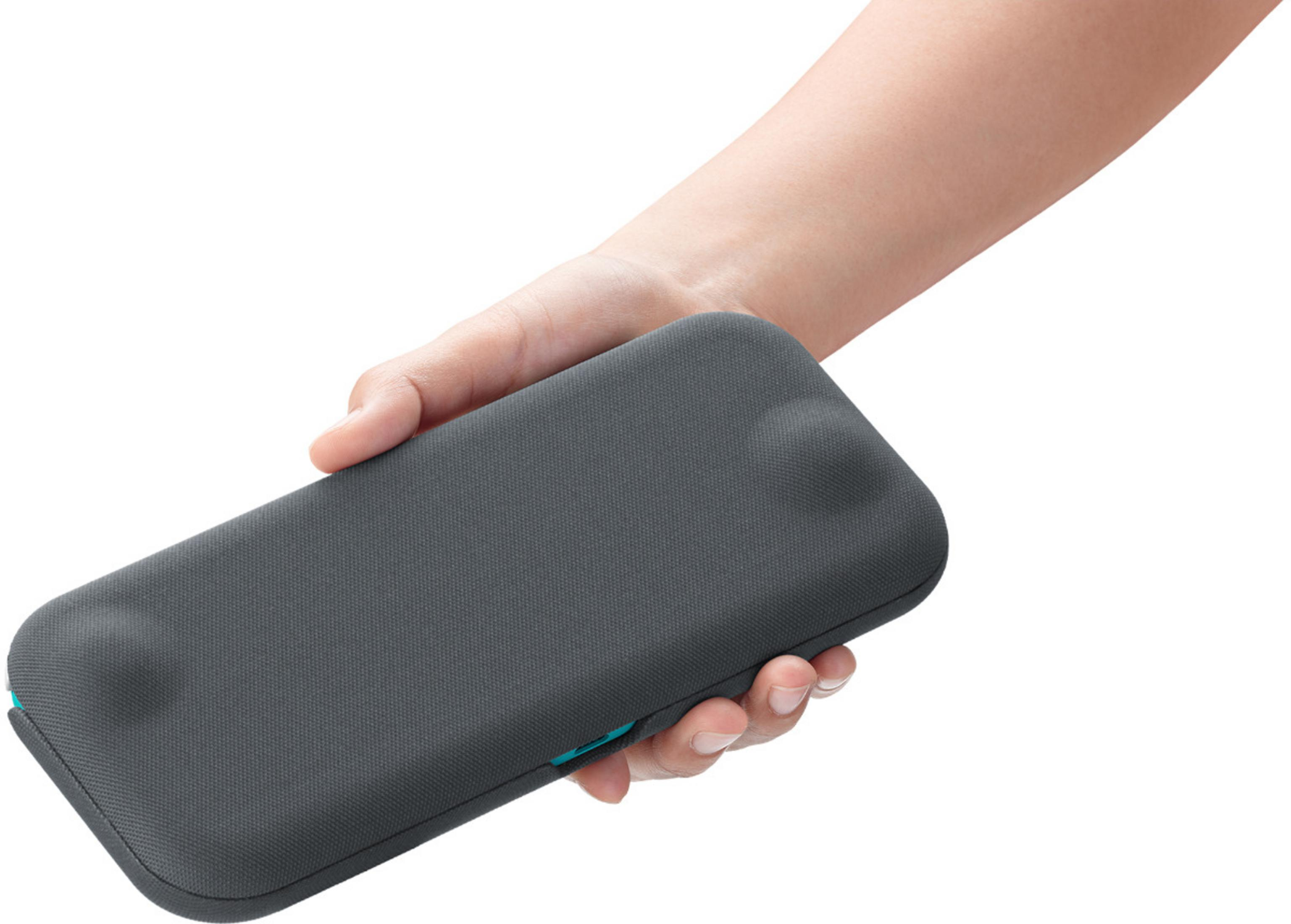 Una mano sostiene una funda gris oscuro con detalles turquesa.