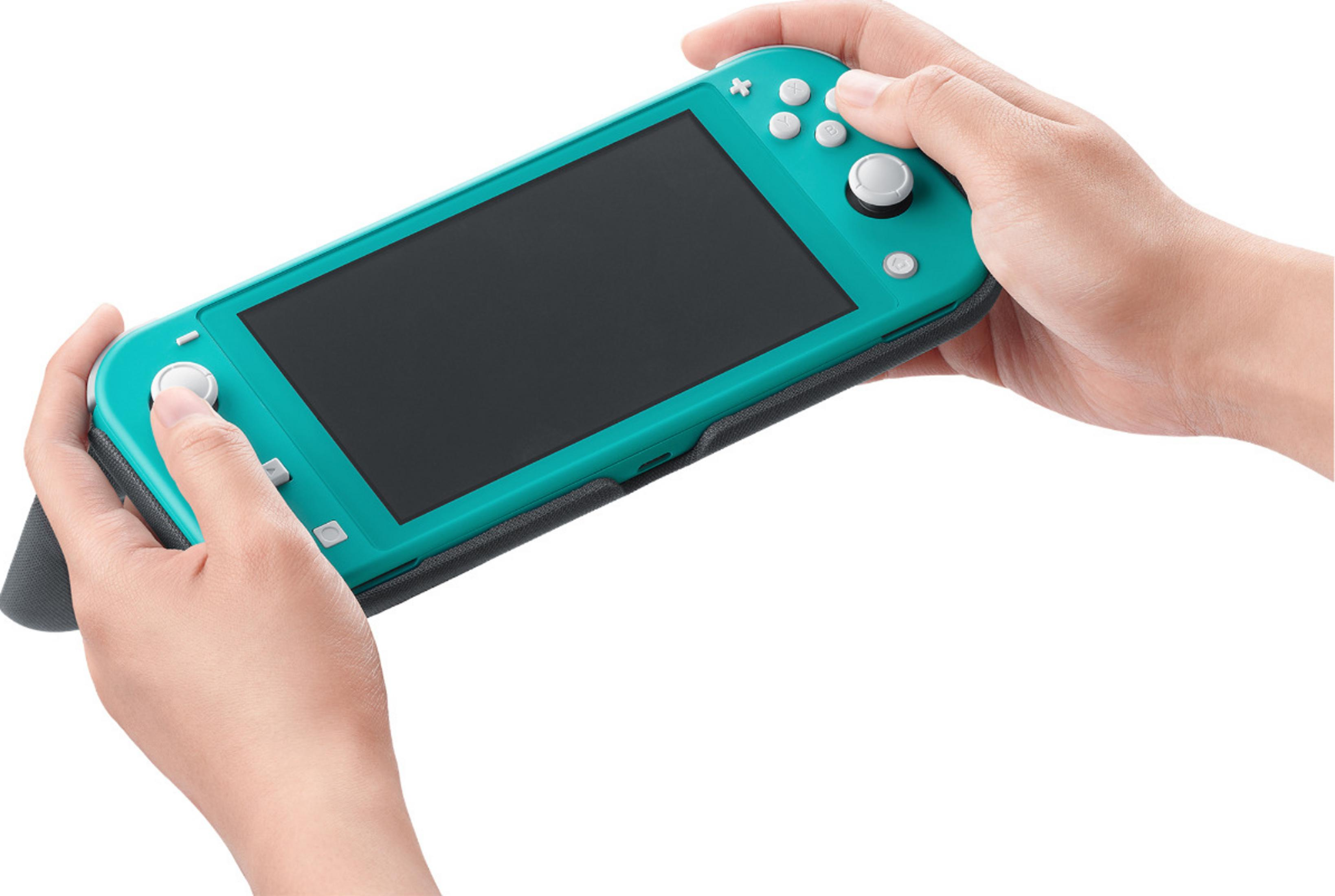 Manos sosteniendo una Nintendo Switch Lite turquesa con funda negra.