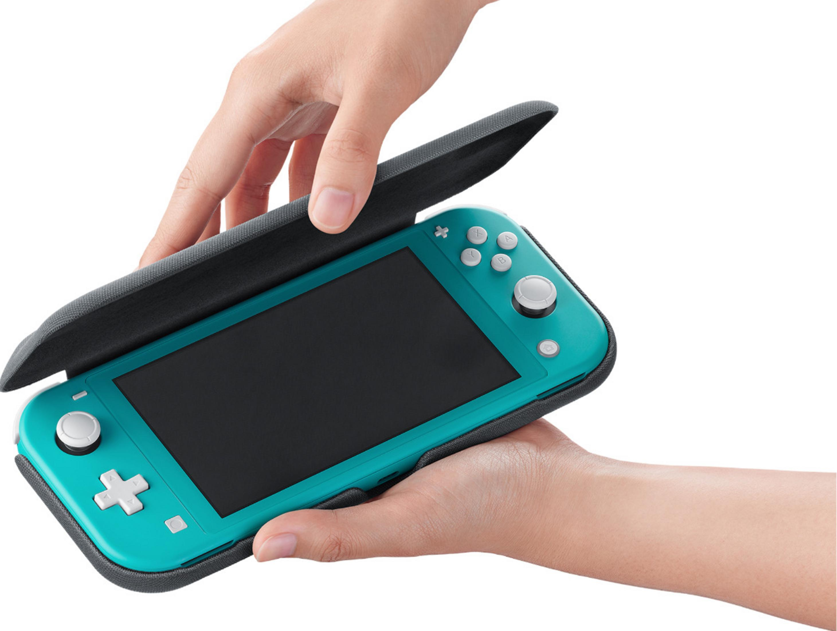 Manos colocan una Nintendo Switch Lite turquesa en una funda gris.