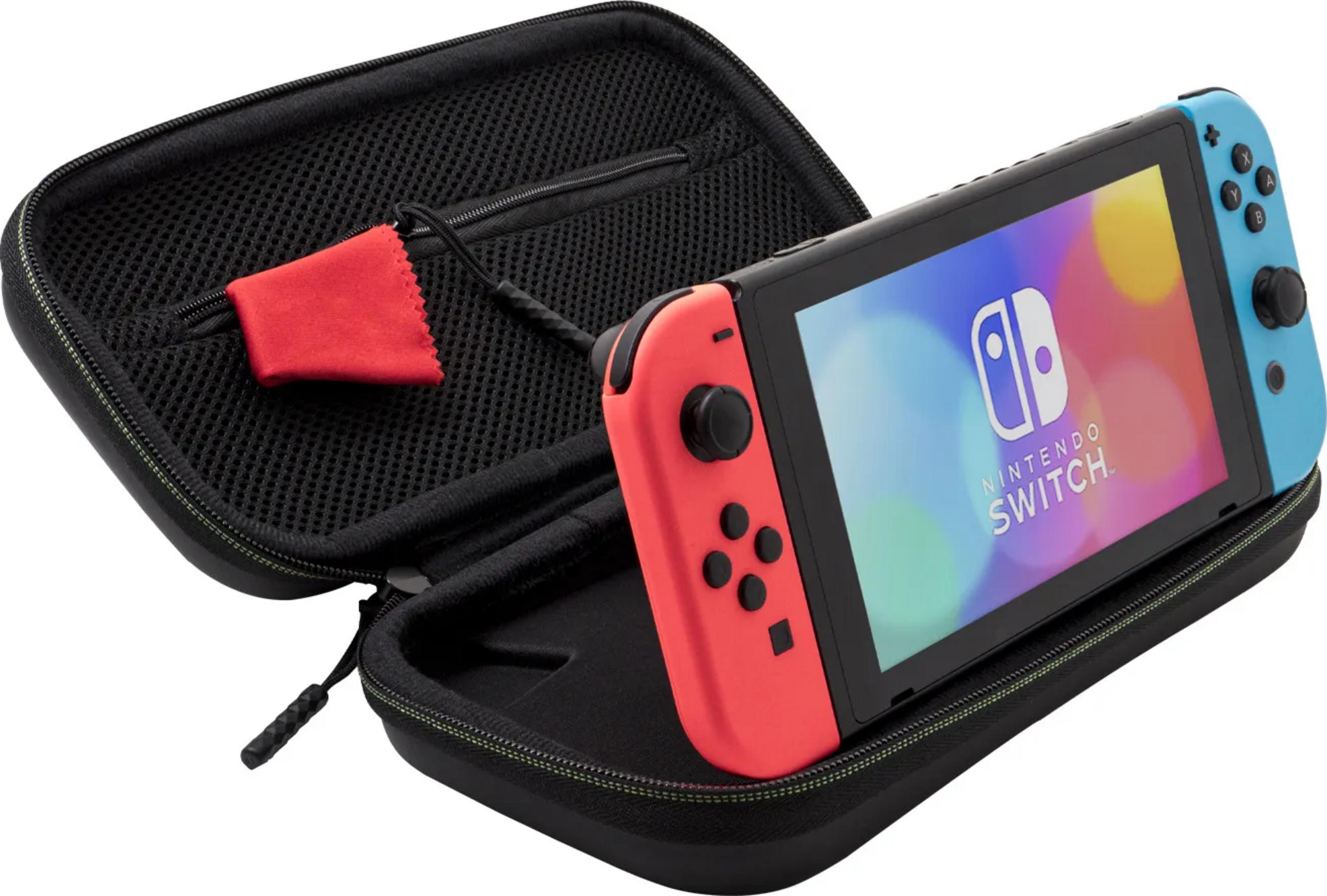 Nintendo Switch w czarnym etui na zamek z czerwoną saszetką na akcesoria.