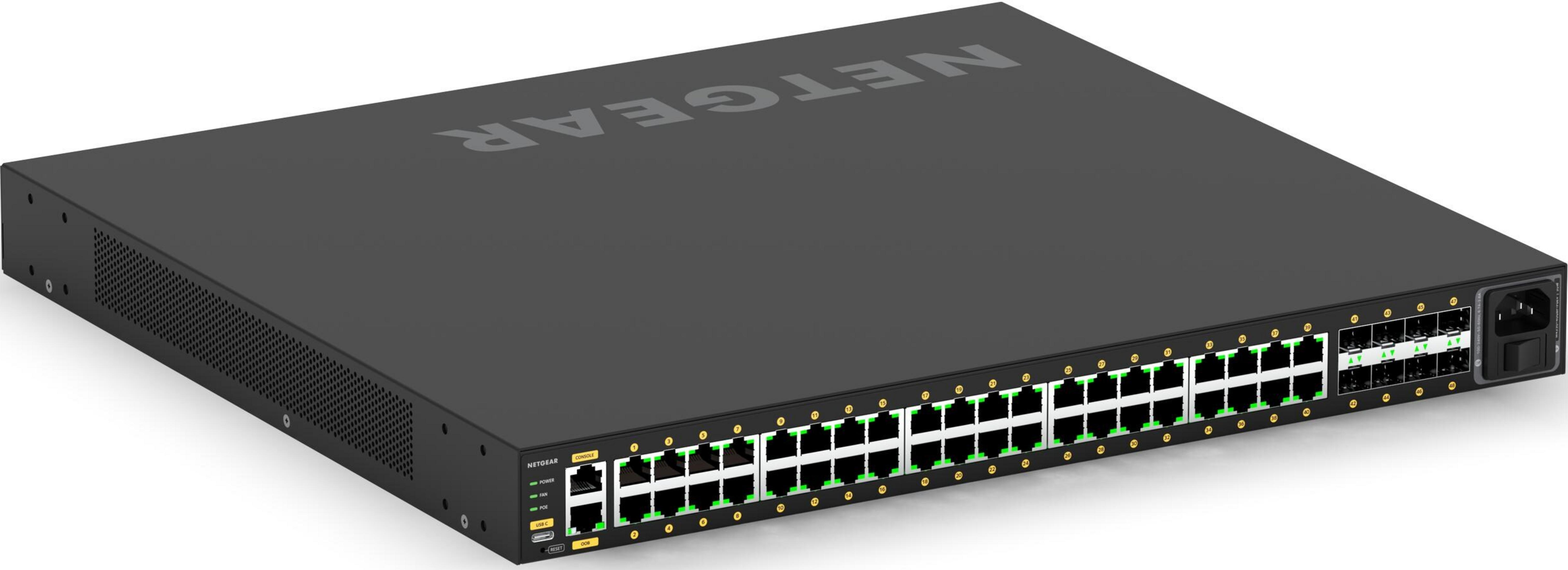 Un commutateur réseau noir avec de nombreux ports Ethernet et aérations.