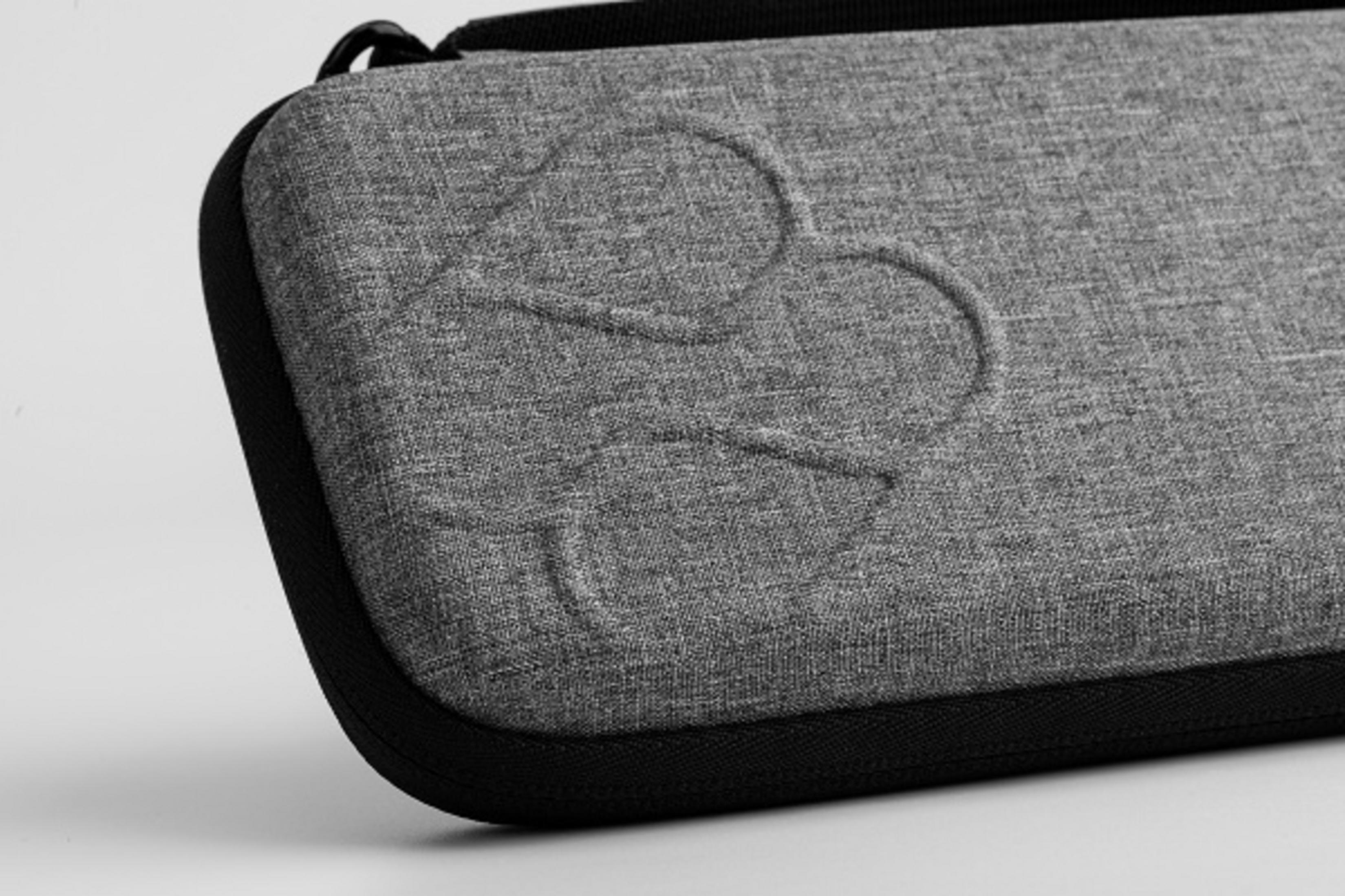 Funda de tela gris con logo en relieve, ribete negro.
