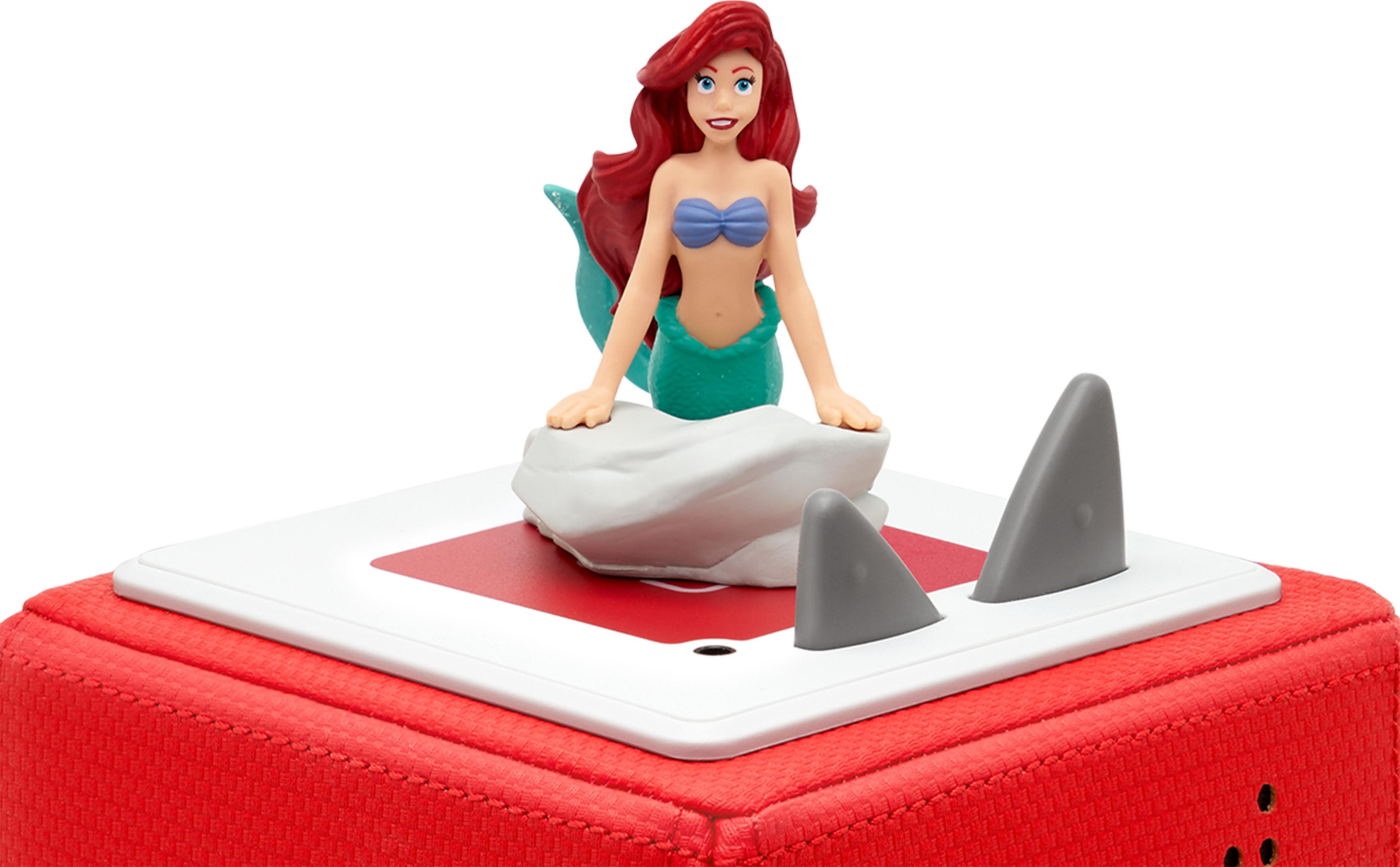 Statua di Ariel seduta su una roccia con pinne di squalo su un dispositivo rosso.