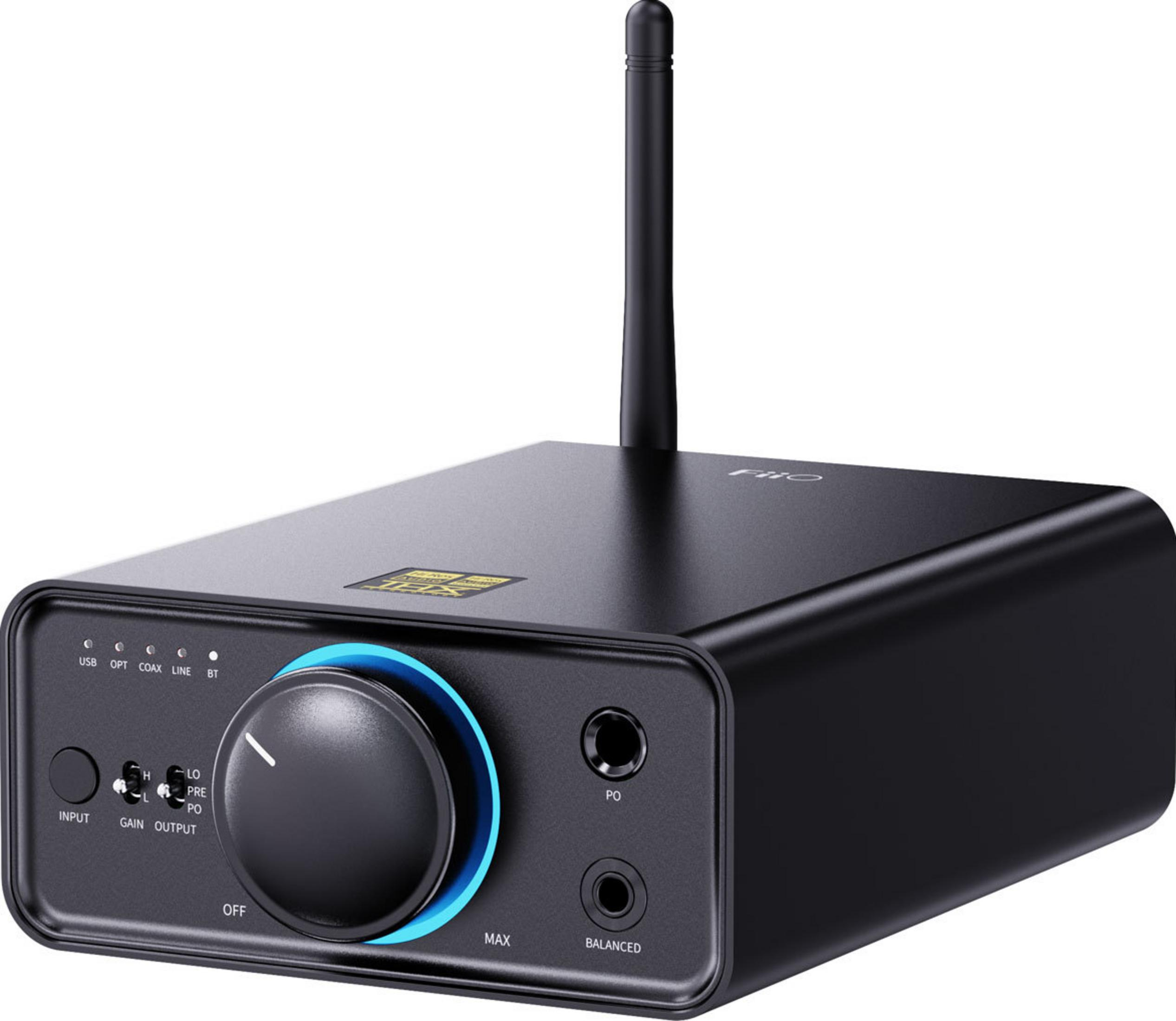 Dispositivo de audio FiiO negro con antena, mando de volumen y puertos.