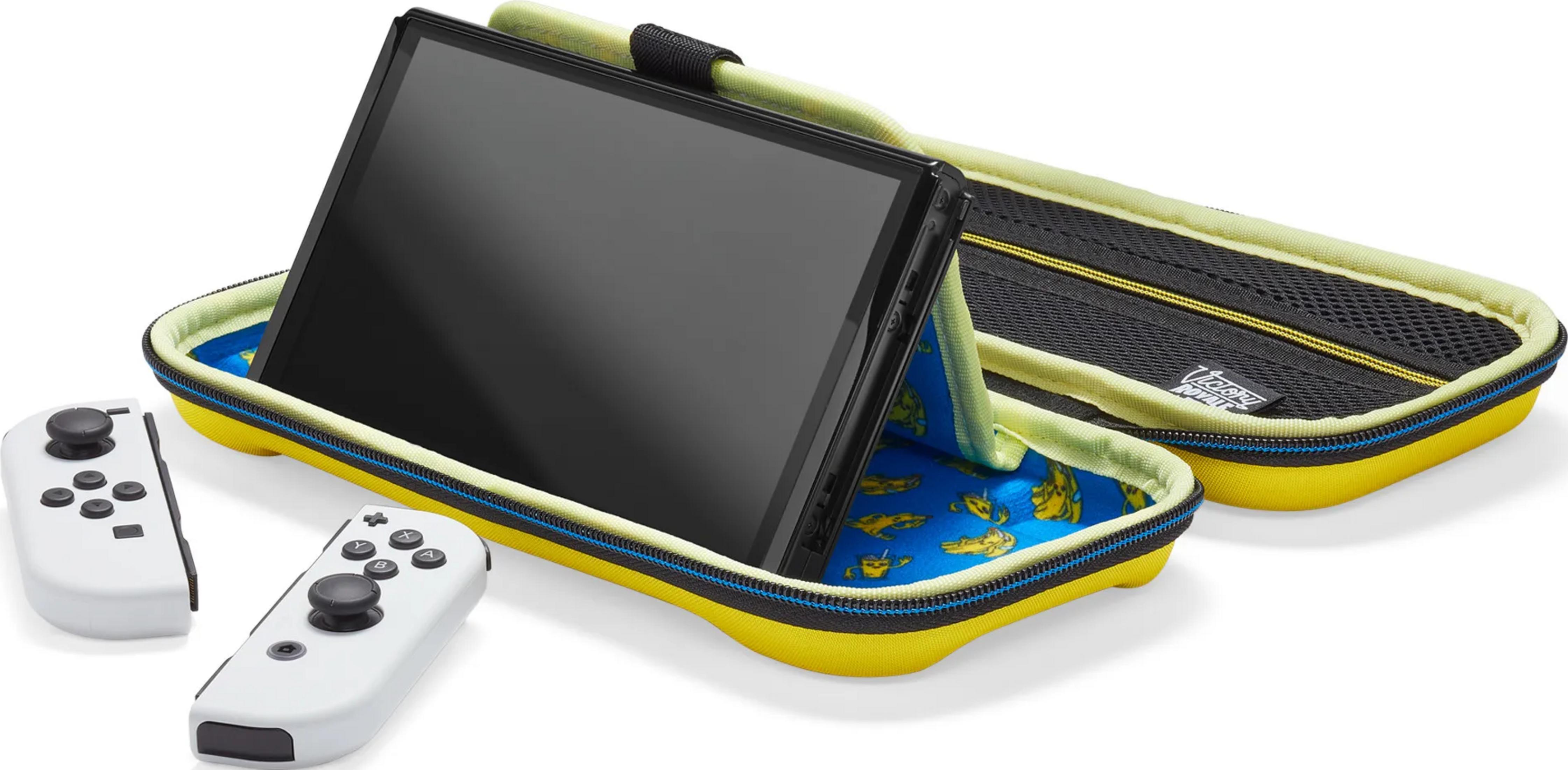 Żółte etui na Nintendo Switch z niebieską podszewką i dwoma białymi kontrolerami.