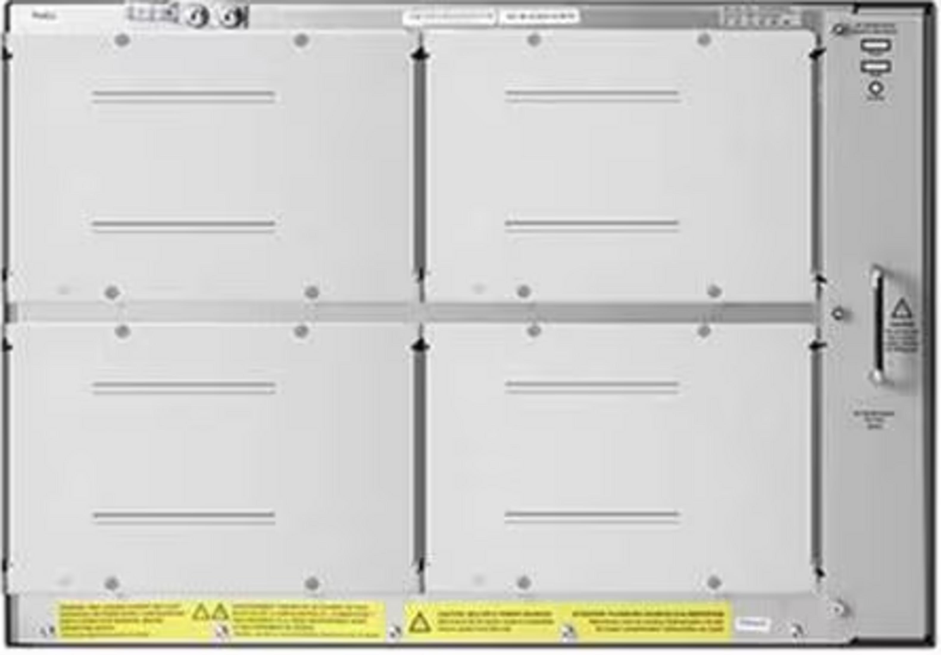 Ein silbernes modulares Servergehäuse mit vier leeren Steckplätzen und einem Griff rechts.