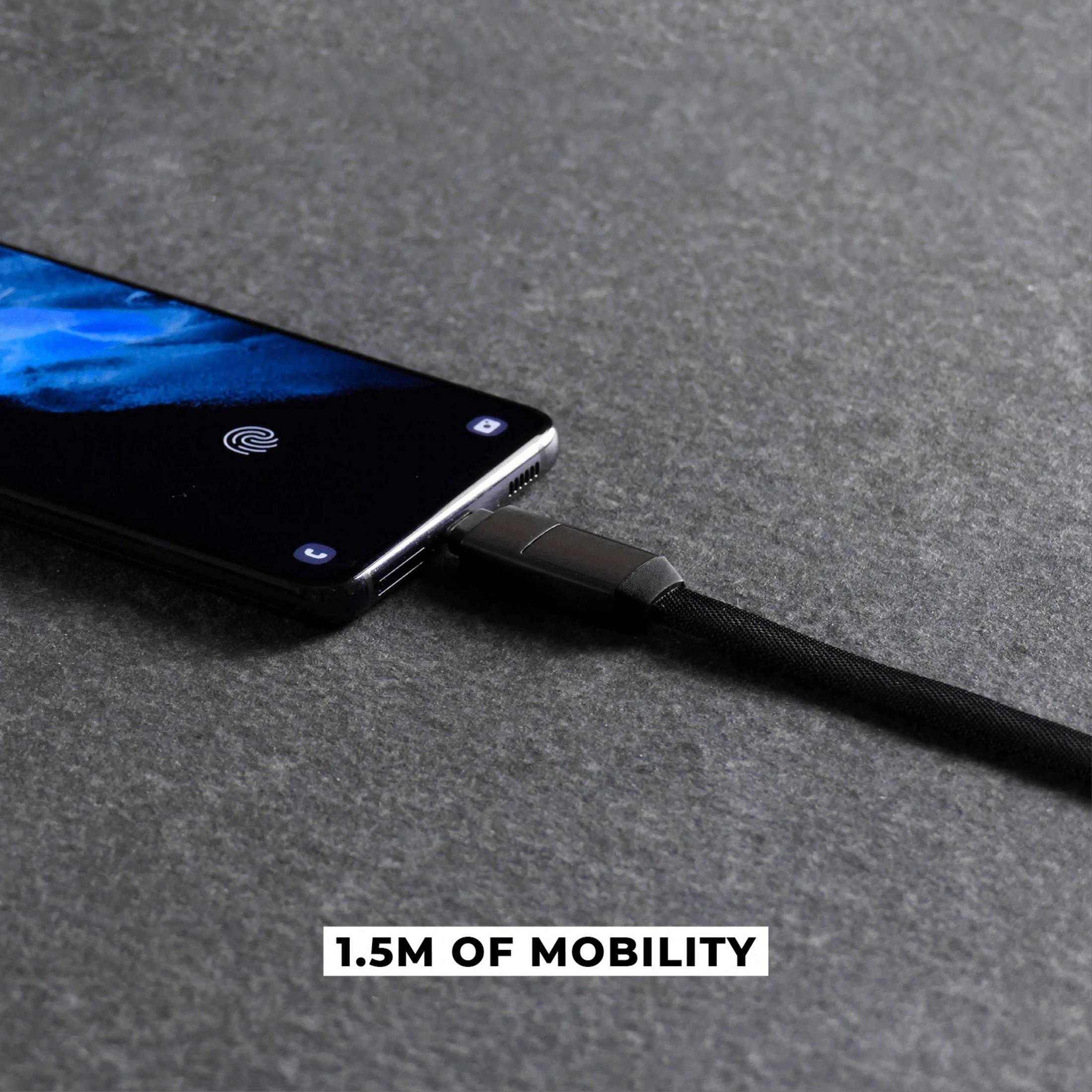 Een smartphone wordt met een zwarte kabel op een oplader aangesloten.