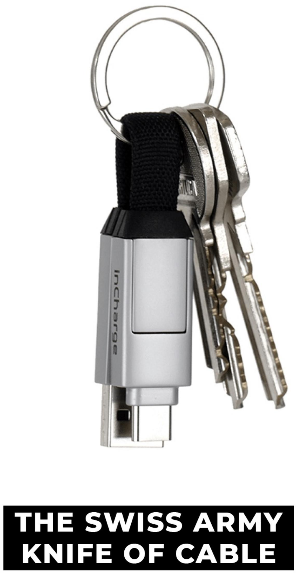 Een zilveren USB-oplaadkabel aan een sleutelhanger met sleutels.
