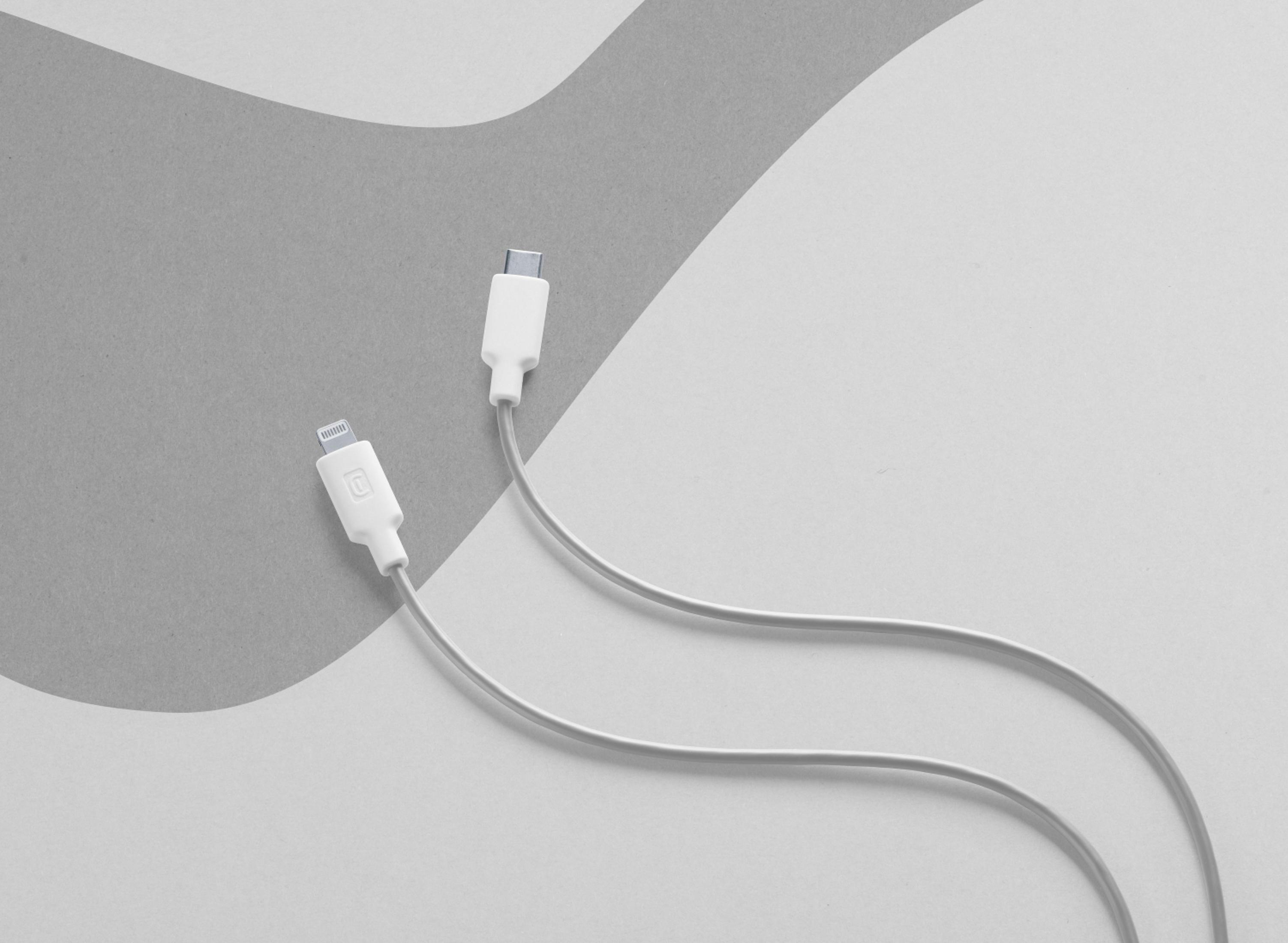 Dos cables blancos con diferentes conectores sobre fondo gris y blanco.