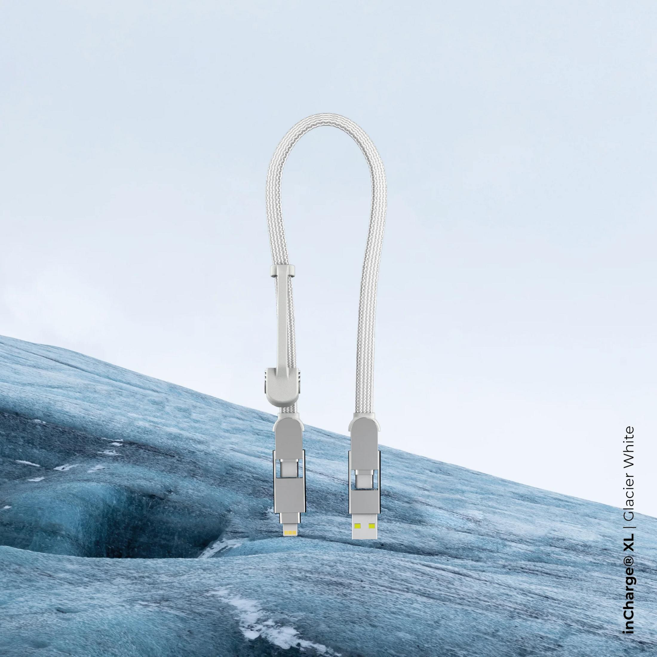 Un câble de chargement blanc avec connecteurs USB-A et Lightning sur fond glacé.