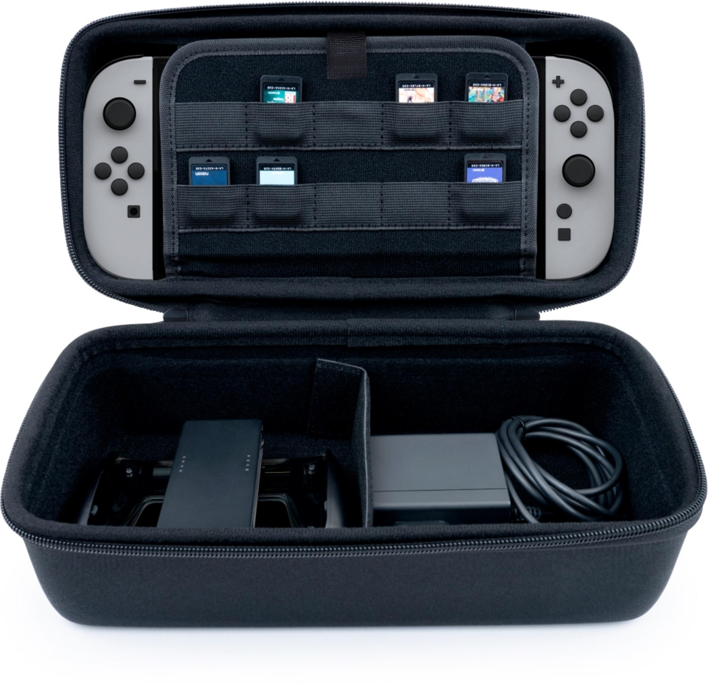 Otwarty czarny futerał z konsolą Nintendo Switch, grami i akcesoriami.