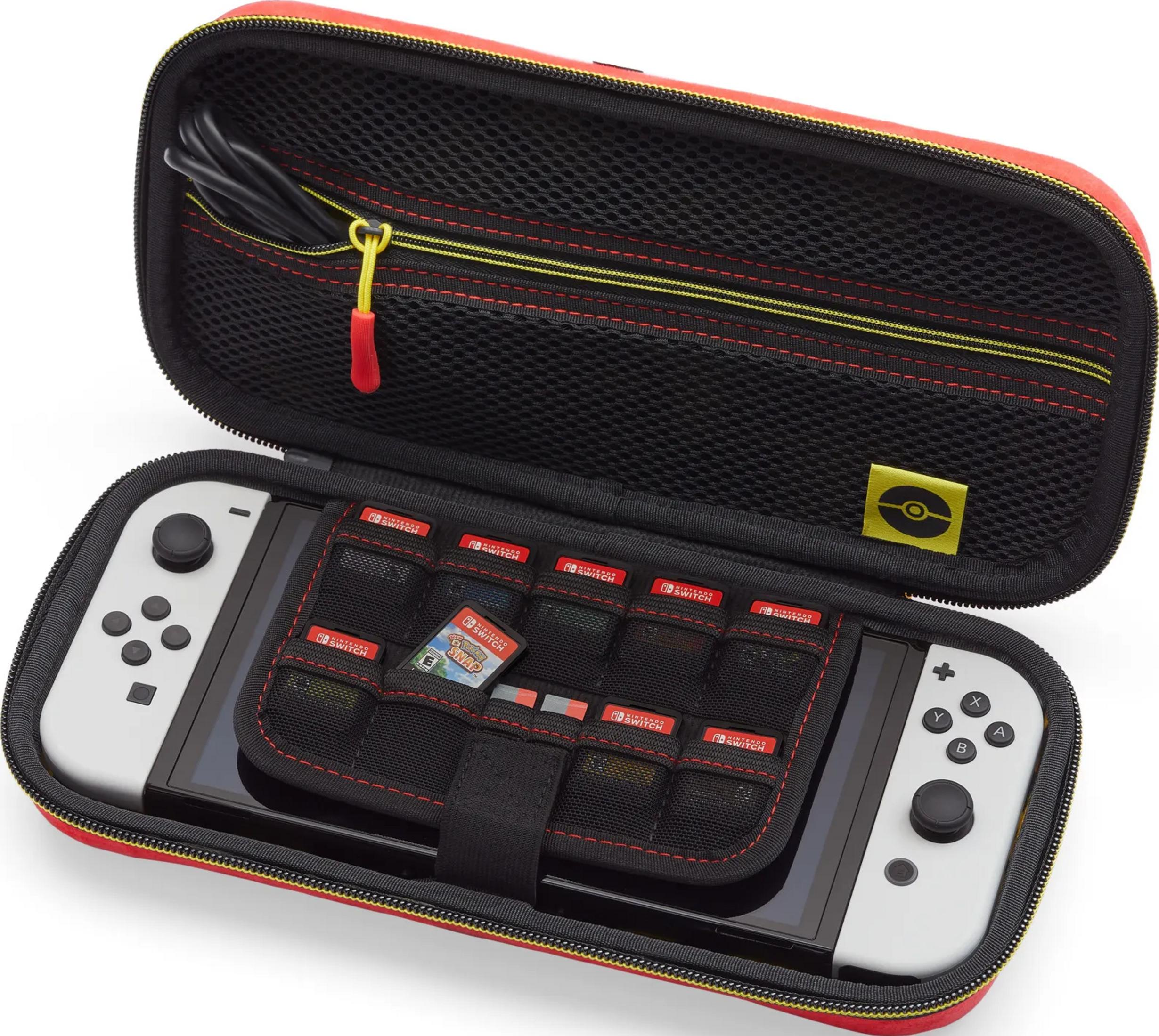 Czerwone etui z konsolą Nintendo Switch, grami i kablem. Czarny środek.