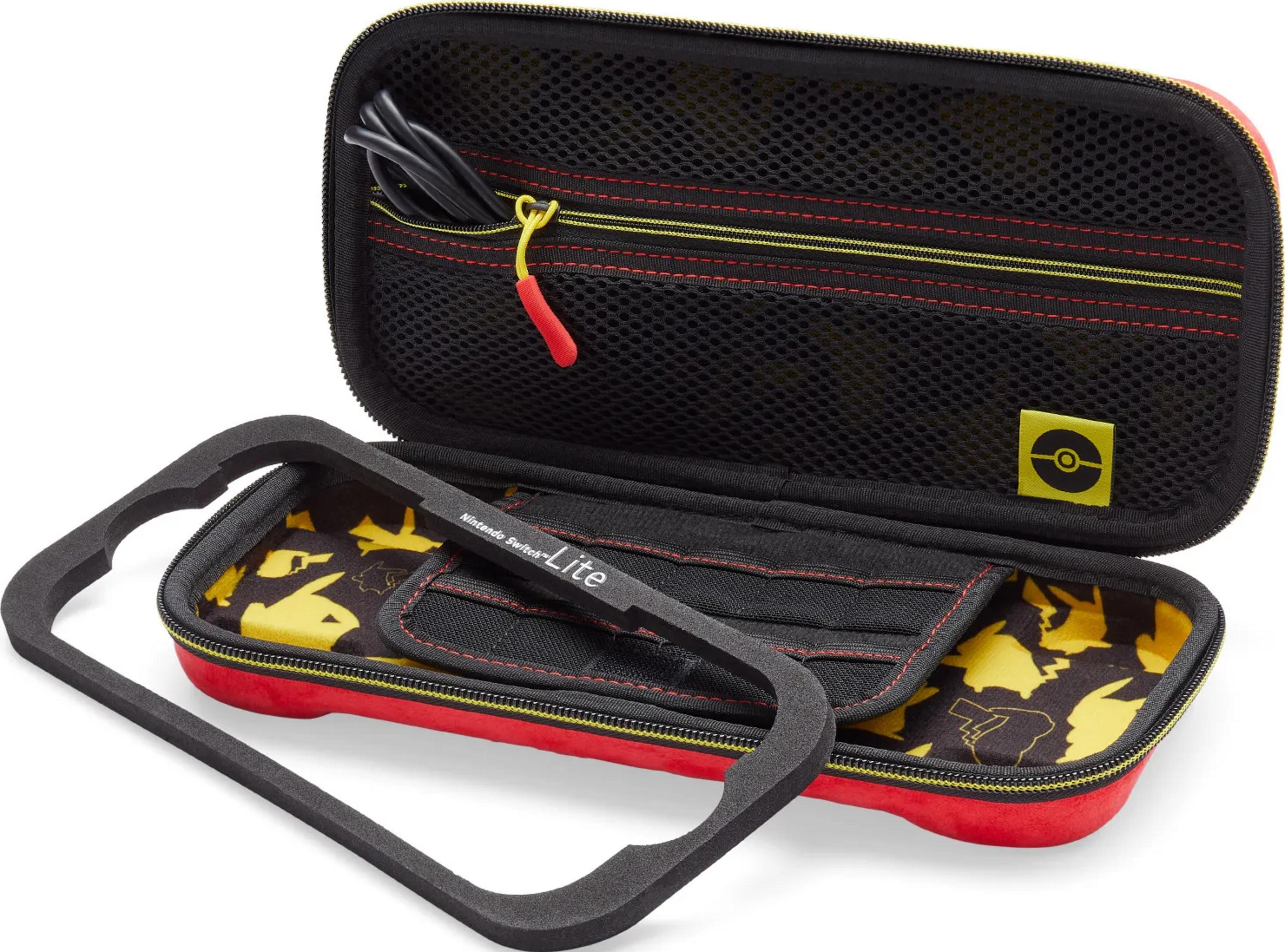 Czerwone etui Nintendo Switch Lite ze wzorem Pikachu, czarną siateczką i kablem.