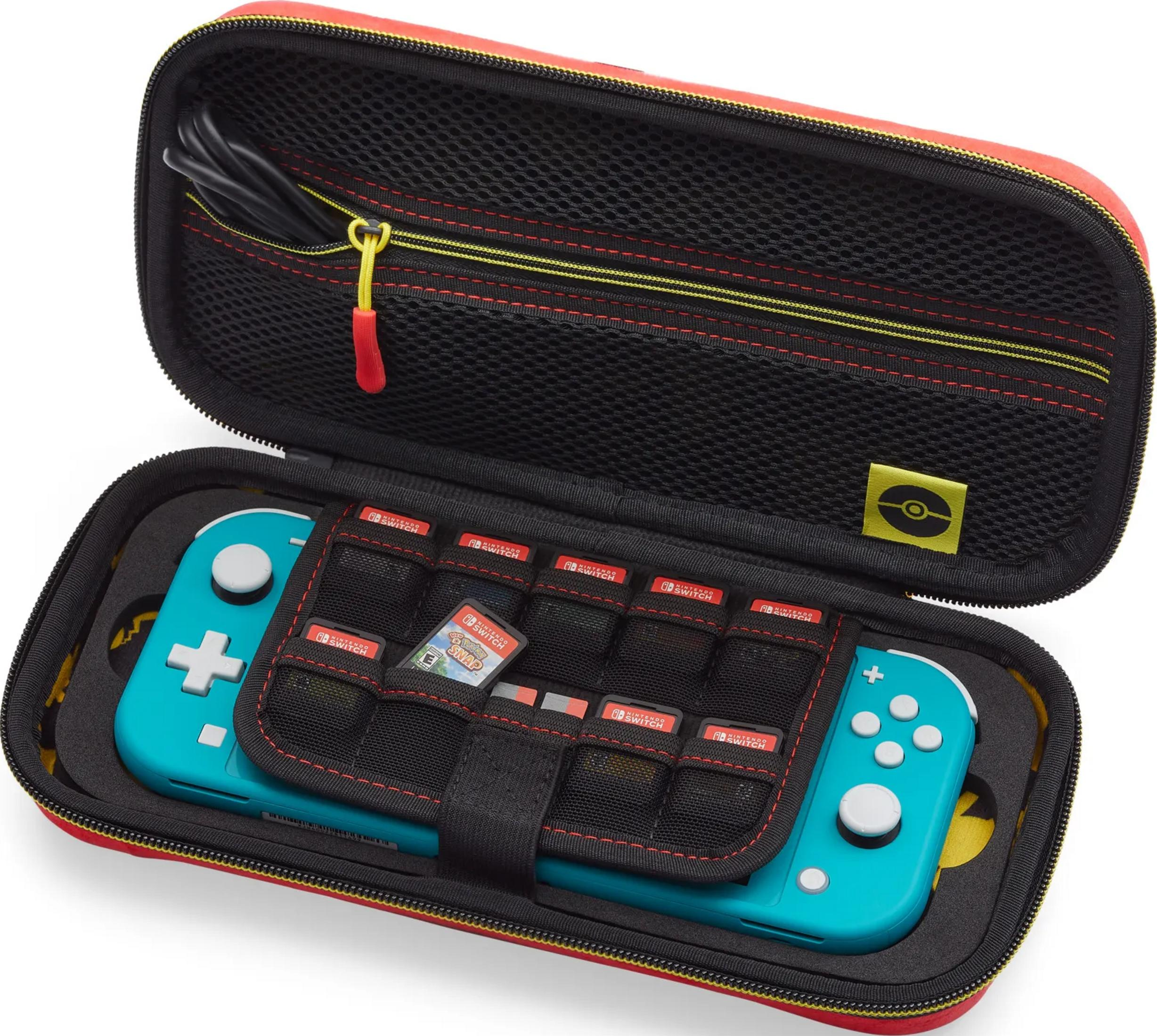 Niebieski Nintendo Switch Lite z grami i kablami w otwartym czerwonym etui na zamek.
