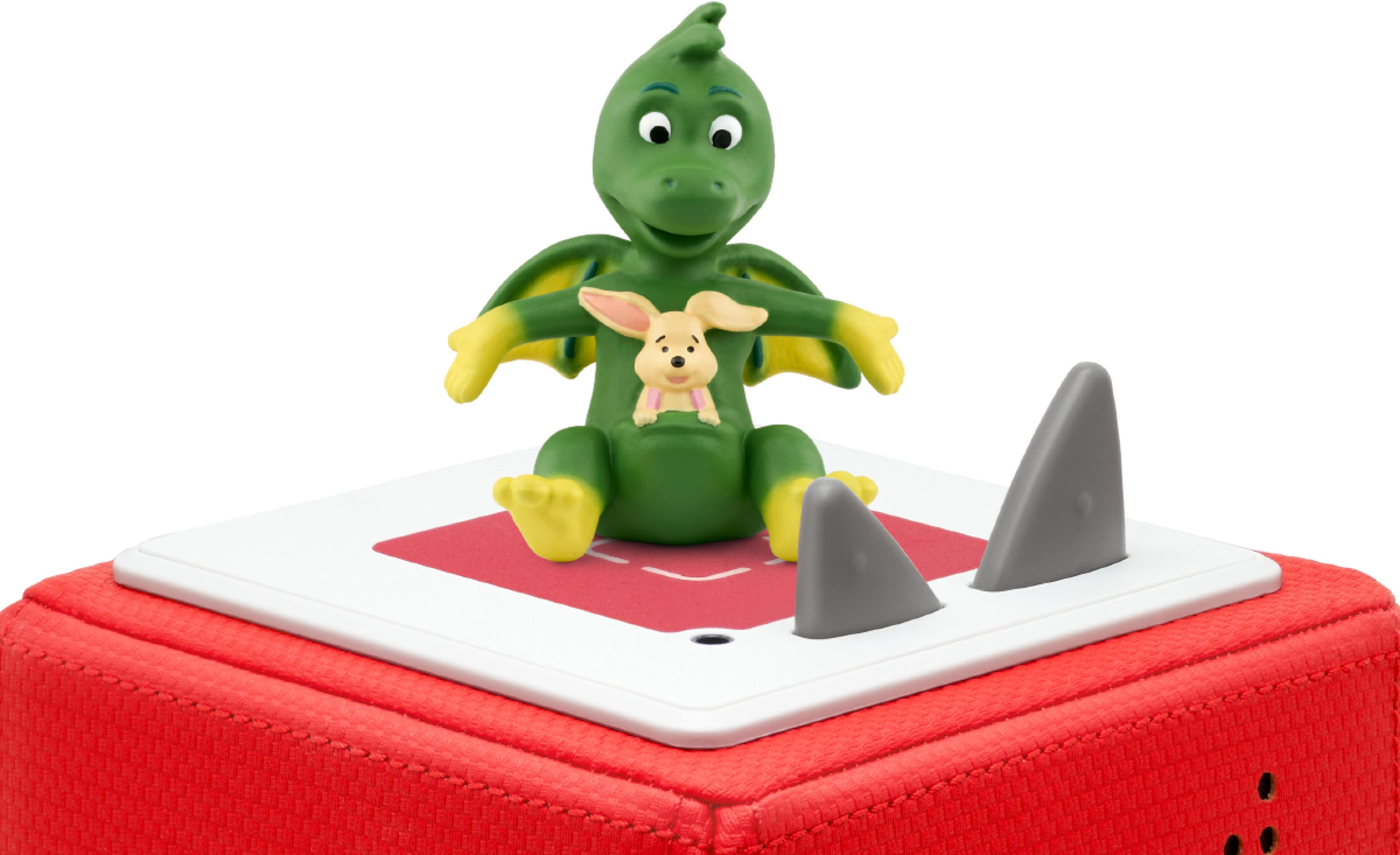 Grüner Drache hält ein Kaninchen auf rotem Spielzeug mit Haifischflossen.