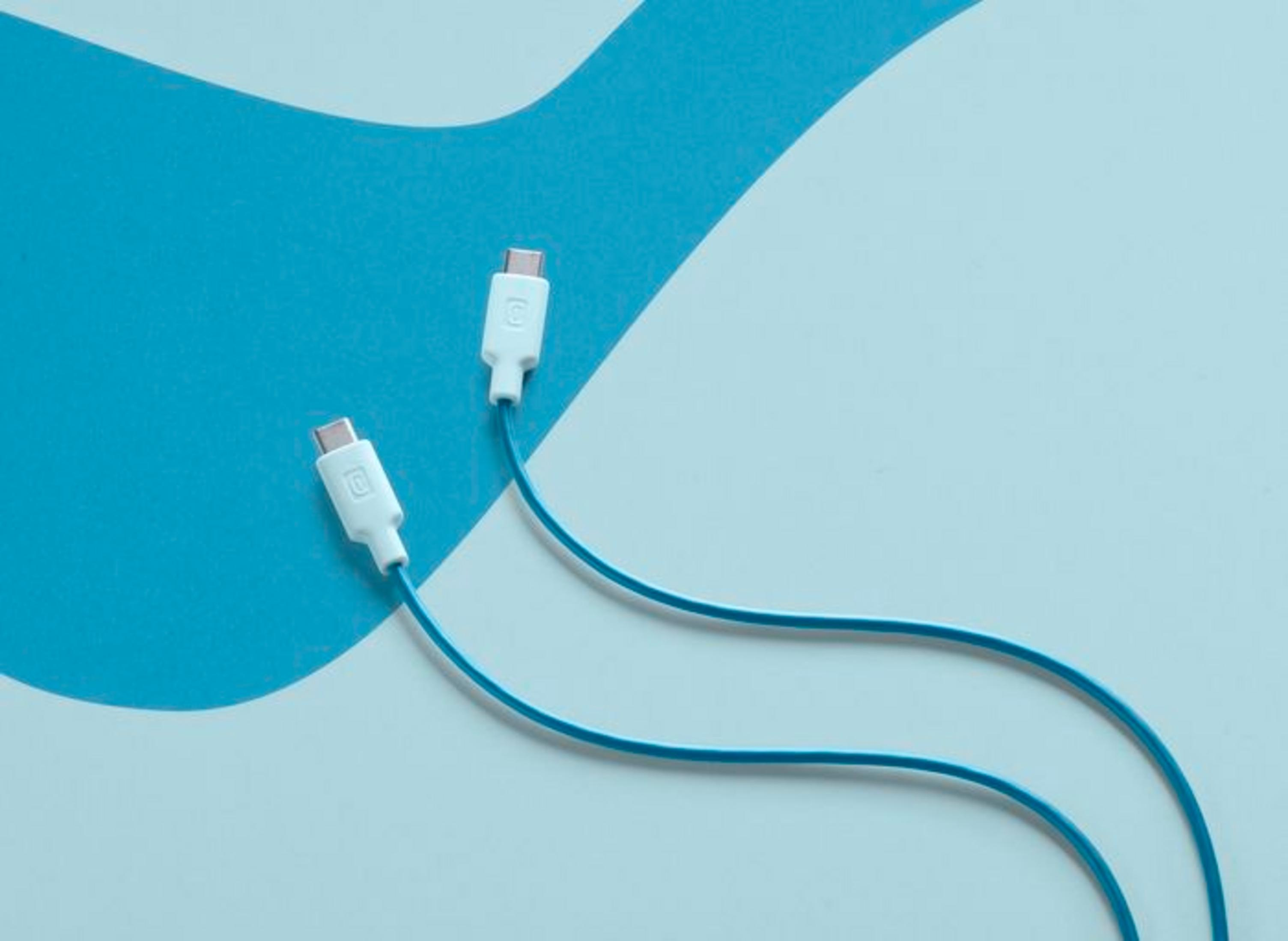 Dos cables USB-C blancos con cordones azules sobre un fondo azul claro y azul oscuro.