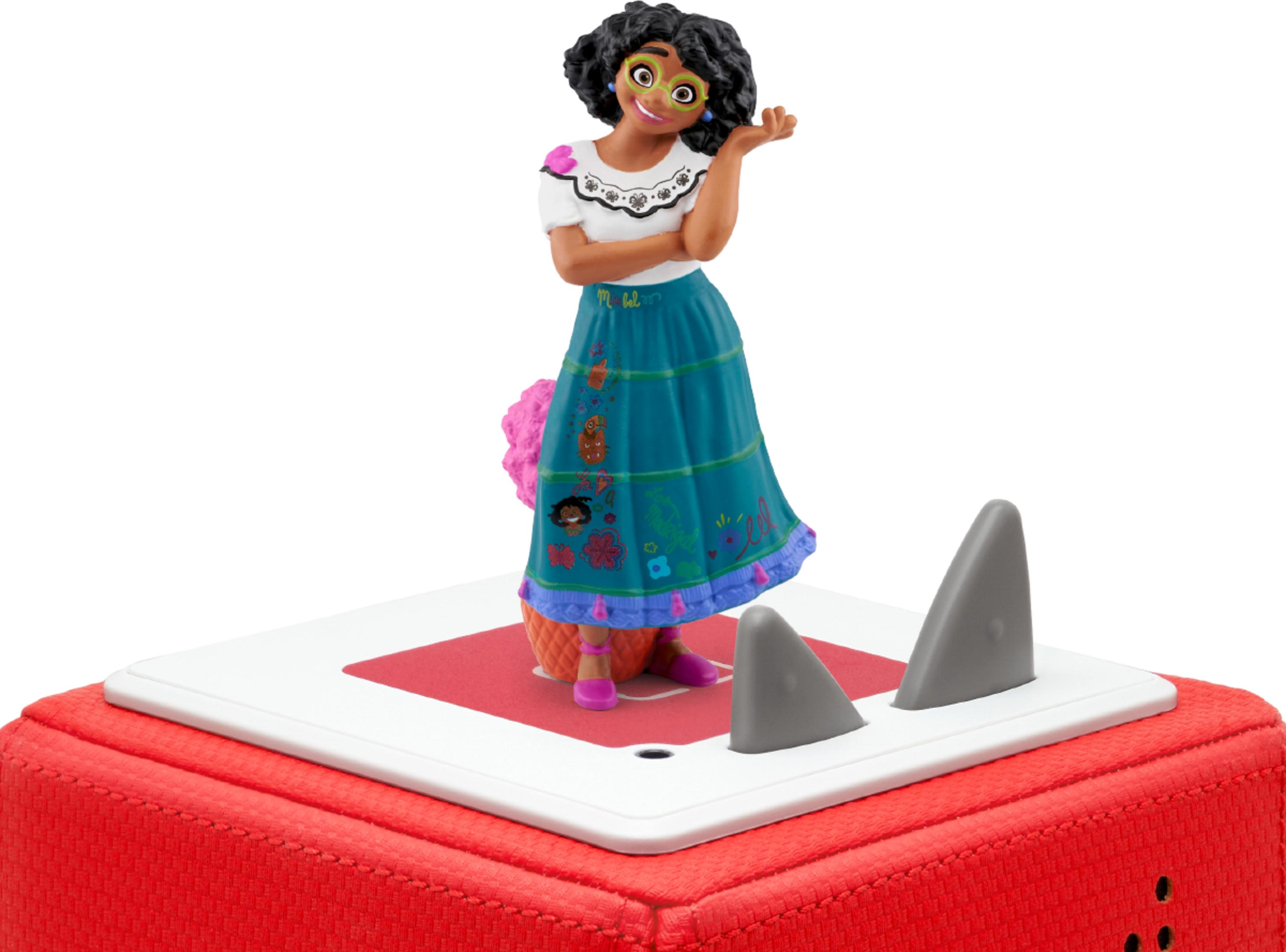 Isabela Madrigal Figur auf rotem Stoffwürfel mit weißen und roten Akzenten.