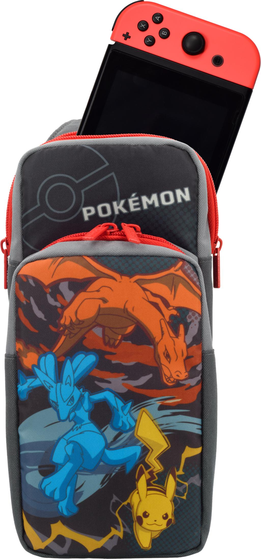 Szara torba z motywem Pokémon: Pikachu, Lucario, Charizard. Czerwony Joy-Con Nintendo Switch u góry.