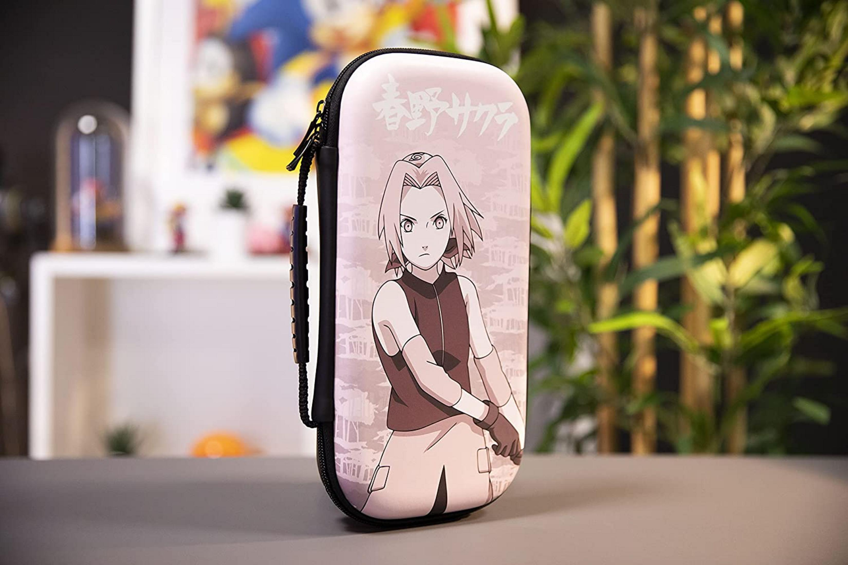 Eine rosafarbene Tasche mit Sakura von Naruto und Bambus im Hintergrund.