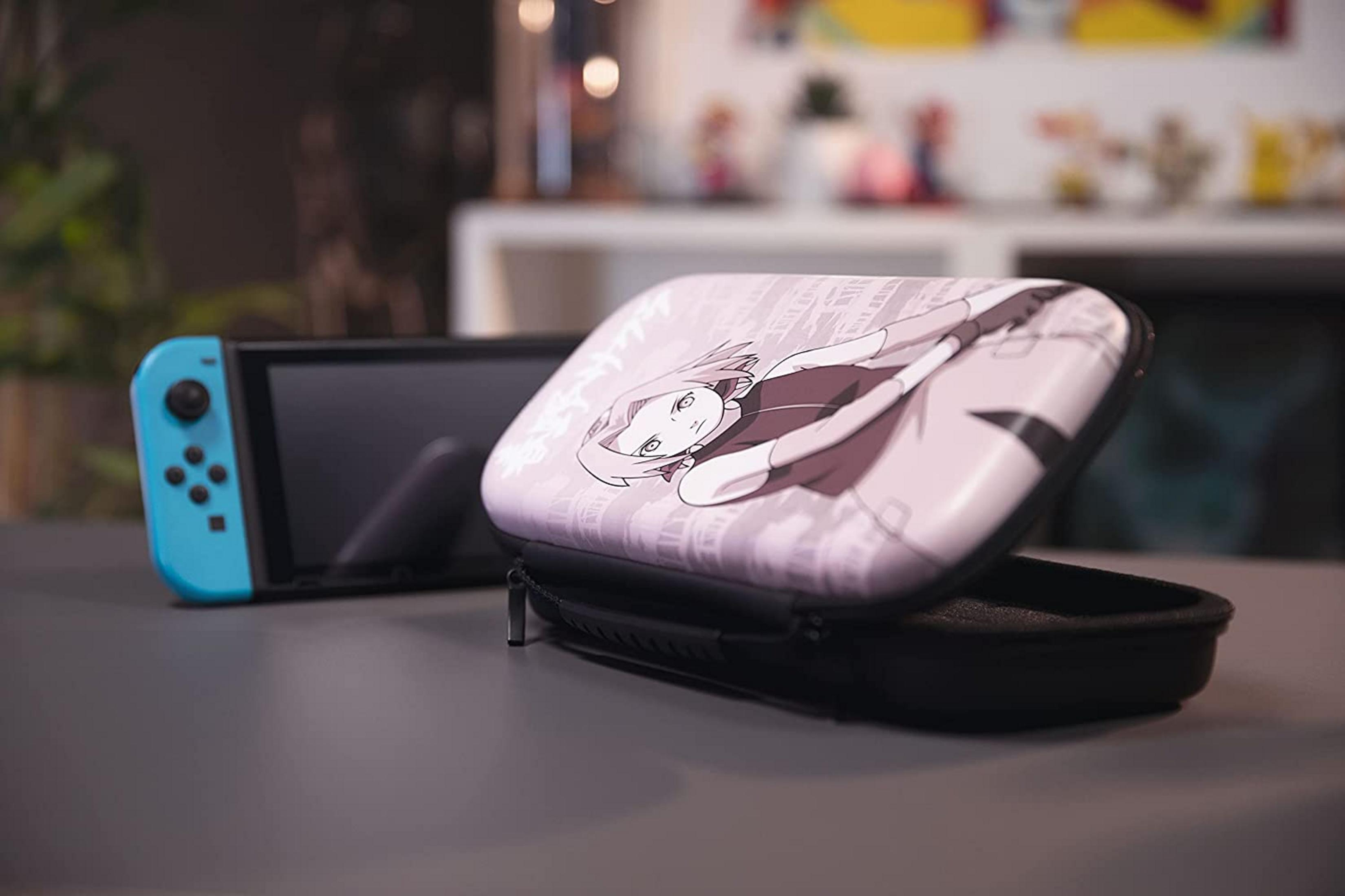 Nintendo Switch mit pinkem Anime-Etui auf einem Tisch.