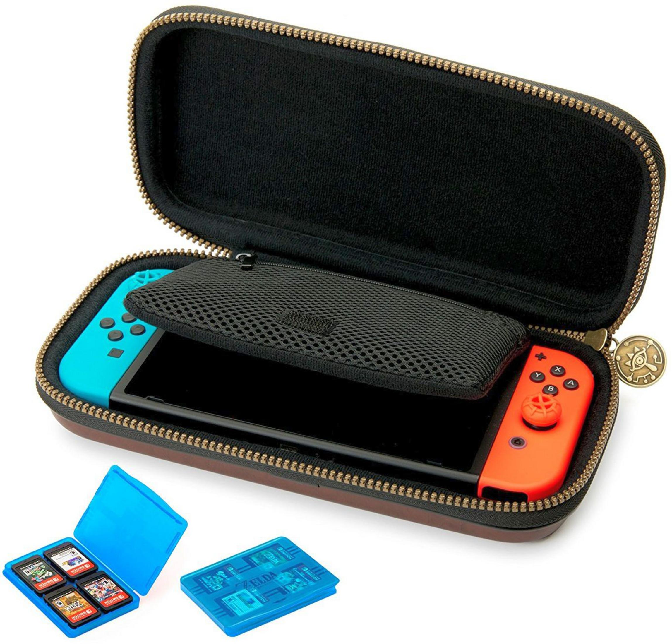 Nintendo Switch in einer braunen Hülle mit blauen und orangen Joy-Cons.