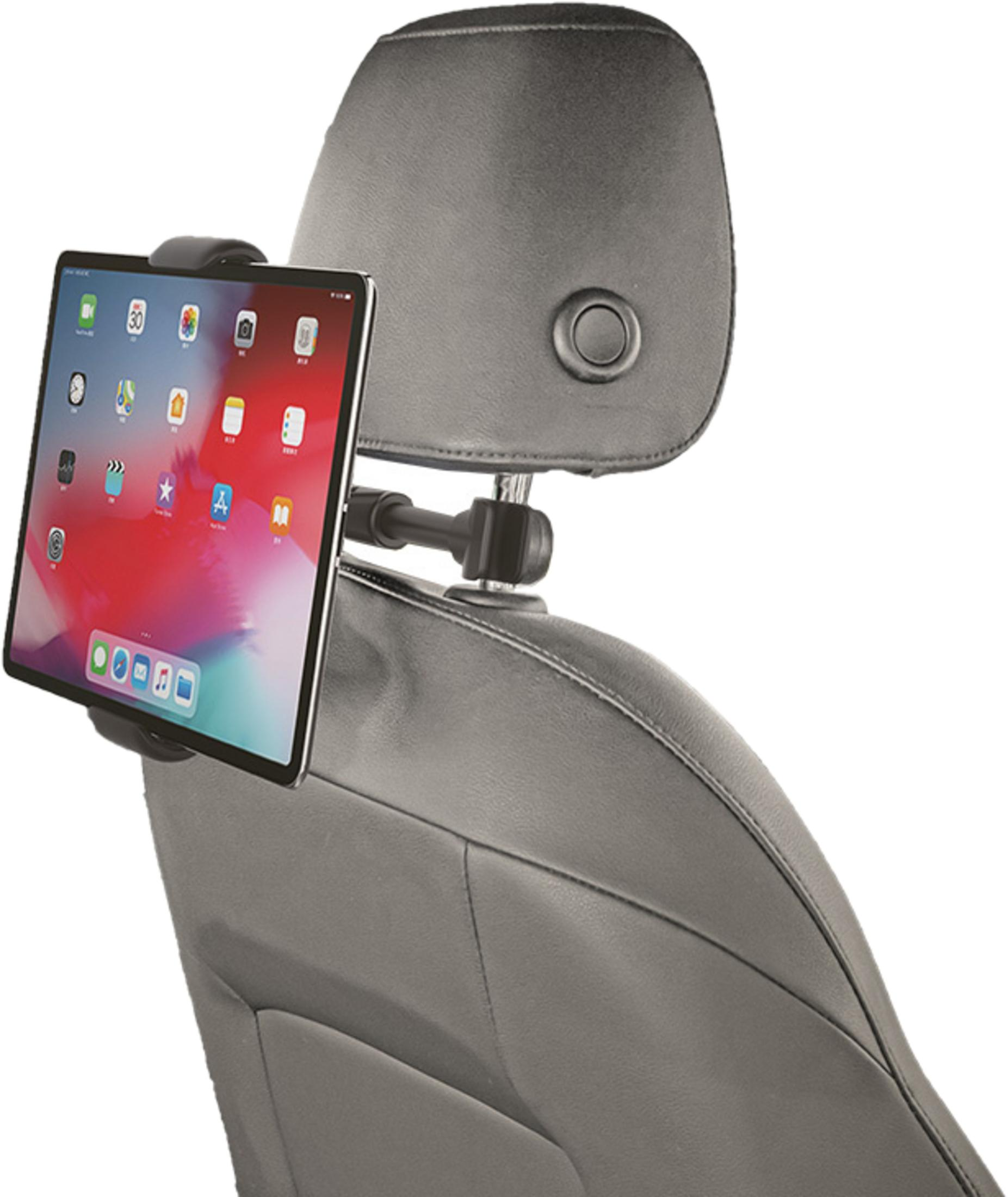 Ein Tablet, das an einer Kopfstütze eines Autositzes befestigt ist.
